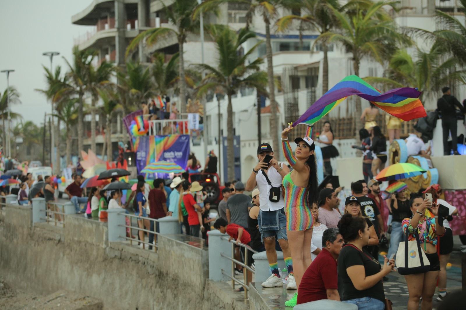 $!Se viste de colores el malecón de Mazatlán por la Mancha del Orgullo Gay y la Diversidad Sexual