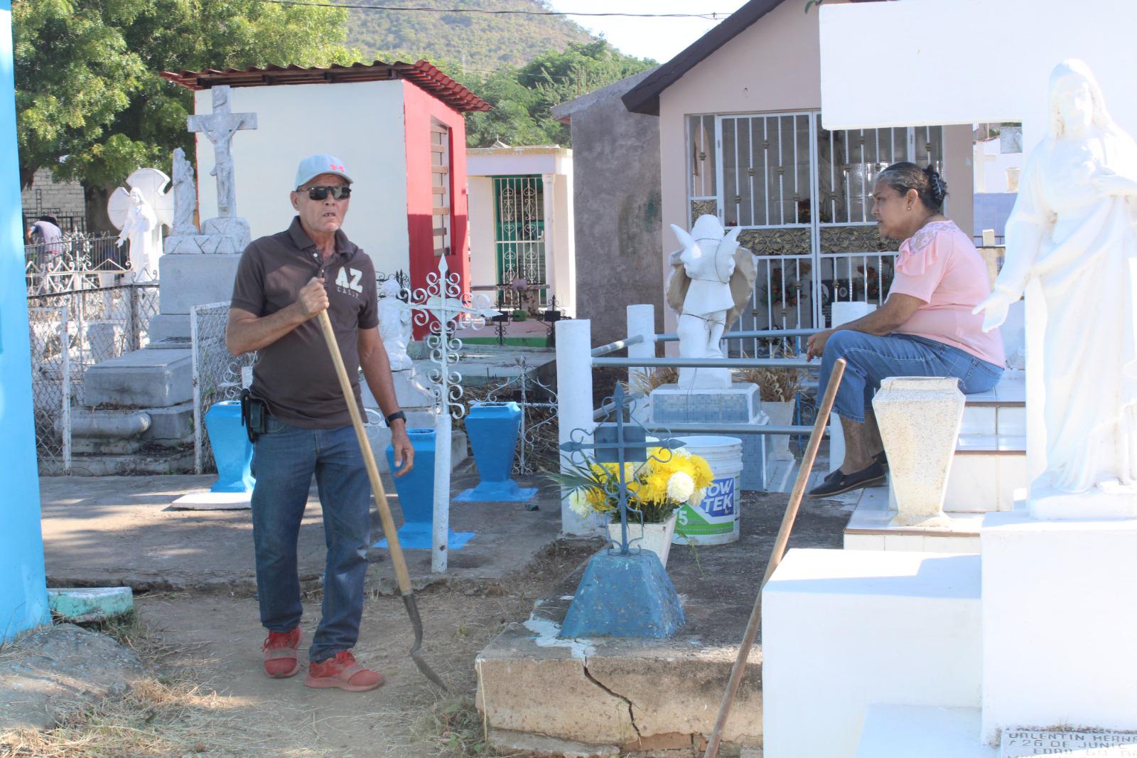 $!Pedro y Rosa Elena cumplen 46 años visitando a su angelito Pedro Luis