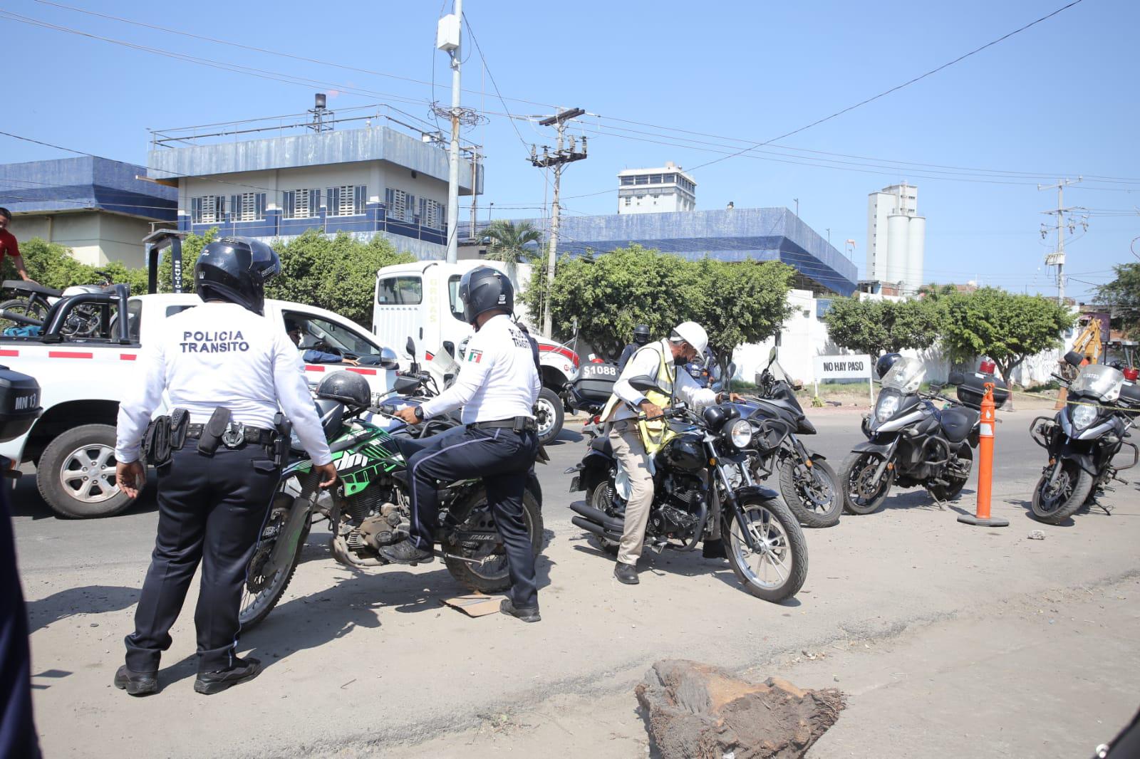 $!Recoge Tránsito cerca de 10 motos de trabajadores de la API que estaban estacionadas en la banqueta, en Mazatlán