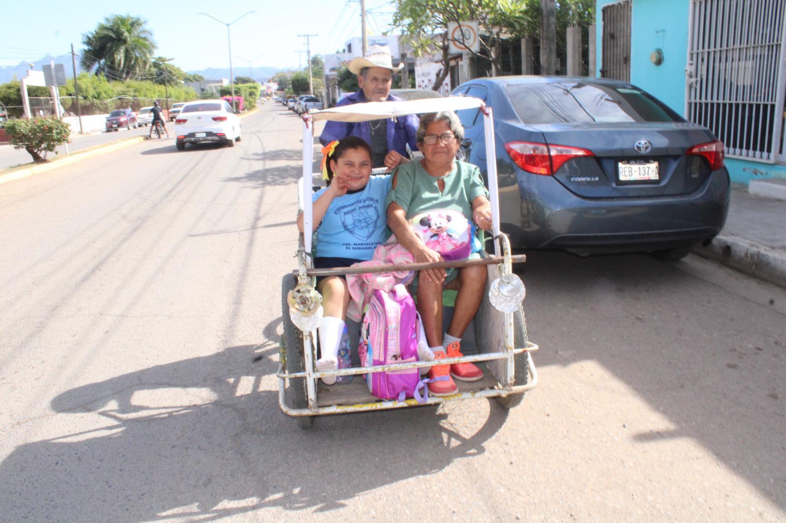 $!Amor de abuelos: el inspirador viaje en triciclo de Juan, Susana y María Natali