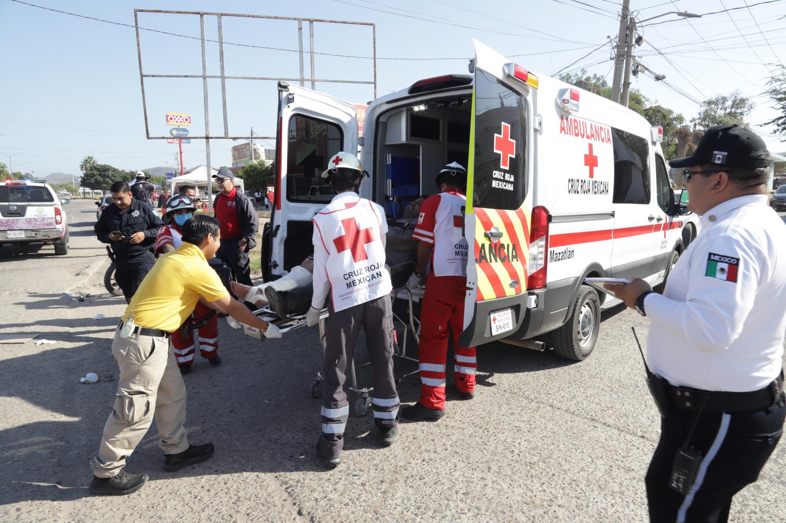 $!Motociclista resulta lesionado tras ser arrollado por automóvil en la avenida Clouthier, en Mazatlán.