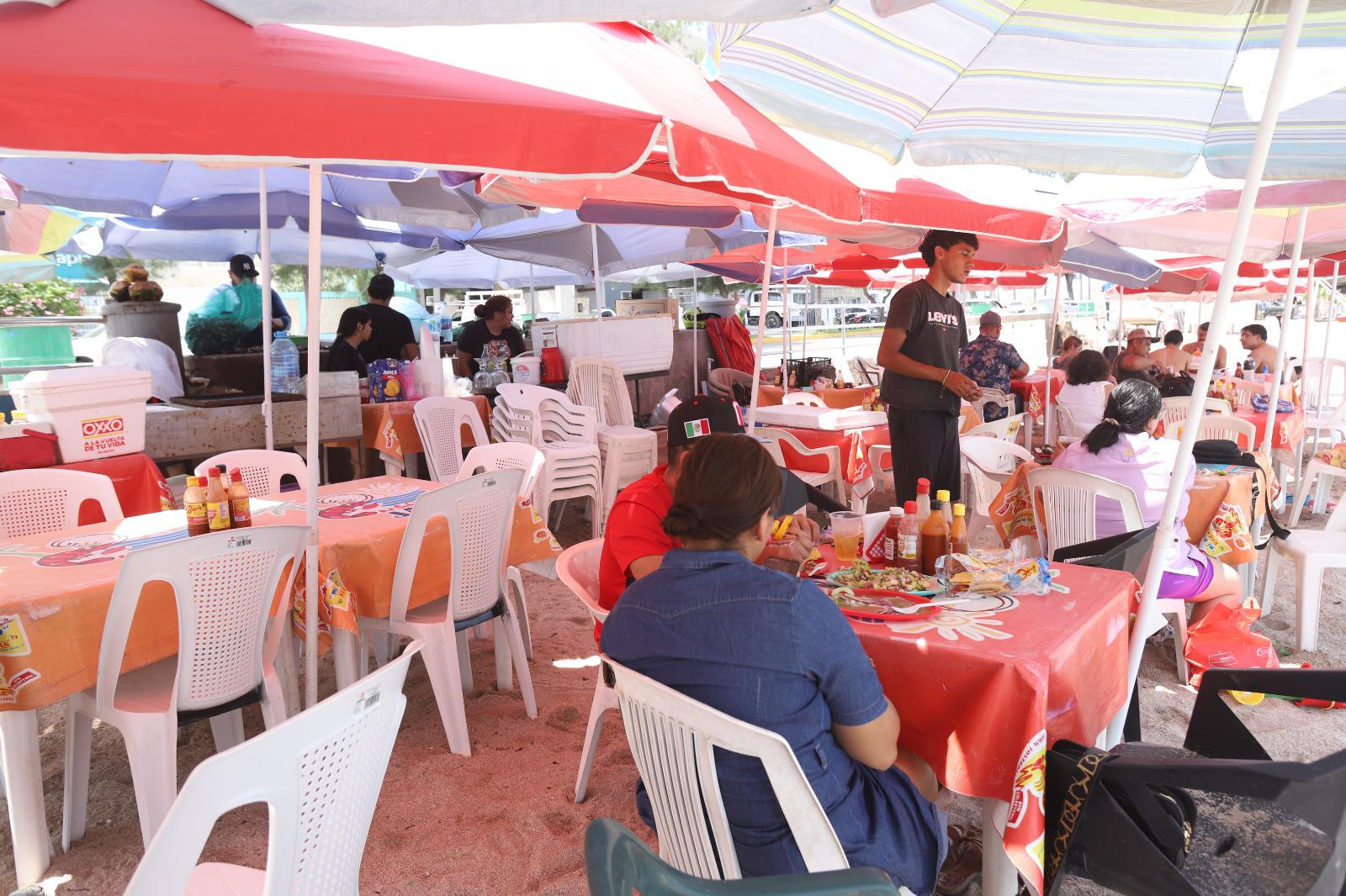 $!Acaparan comerciantes grandes espacios de playa en Pinitos y dejan poco lugar a los bañistas