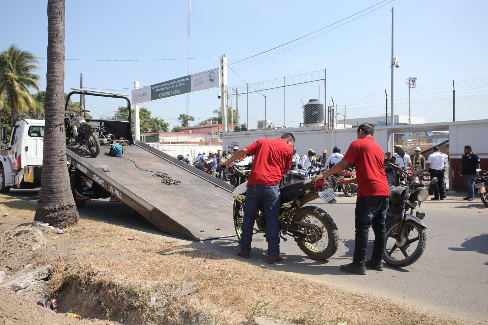 $!Recoge Tránsito cerca de 10 motos de trabajadores de la API que estaban estacionadas en la banqueta, en Mazatlán