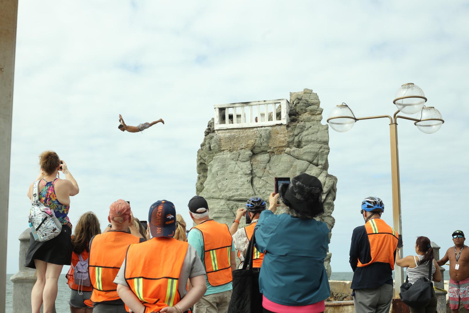 $!Visitantes aprovechan su último día de puente para disfrutar en la zona de Olas Altas