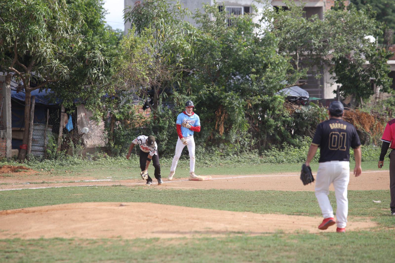 $!Familia Velarde sorprende a Turbiza al comienzo de playoffs Liga de Meseros