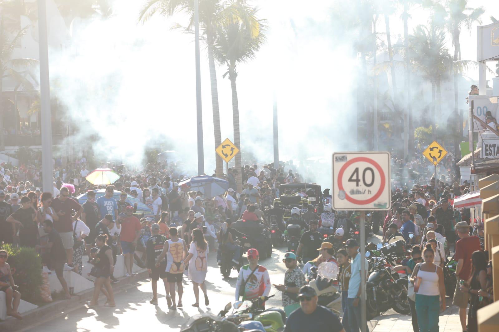 $!Vibra Mazatlán con el desfile de motos por el paseo costero