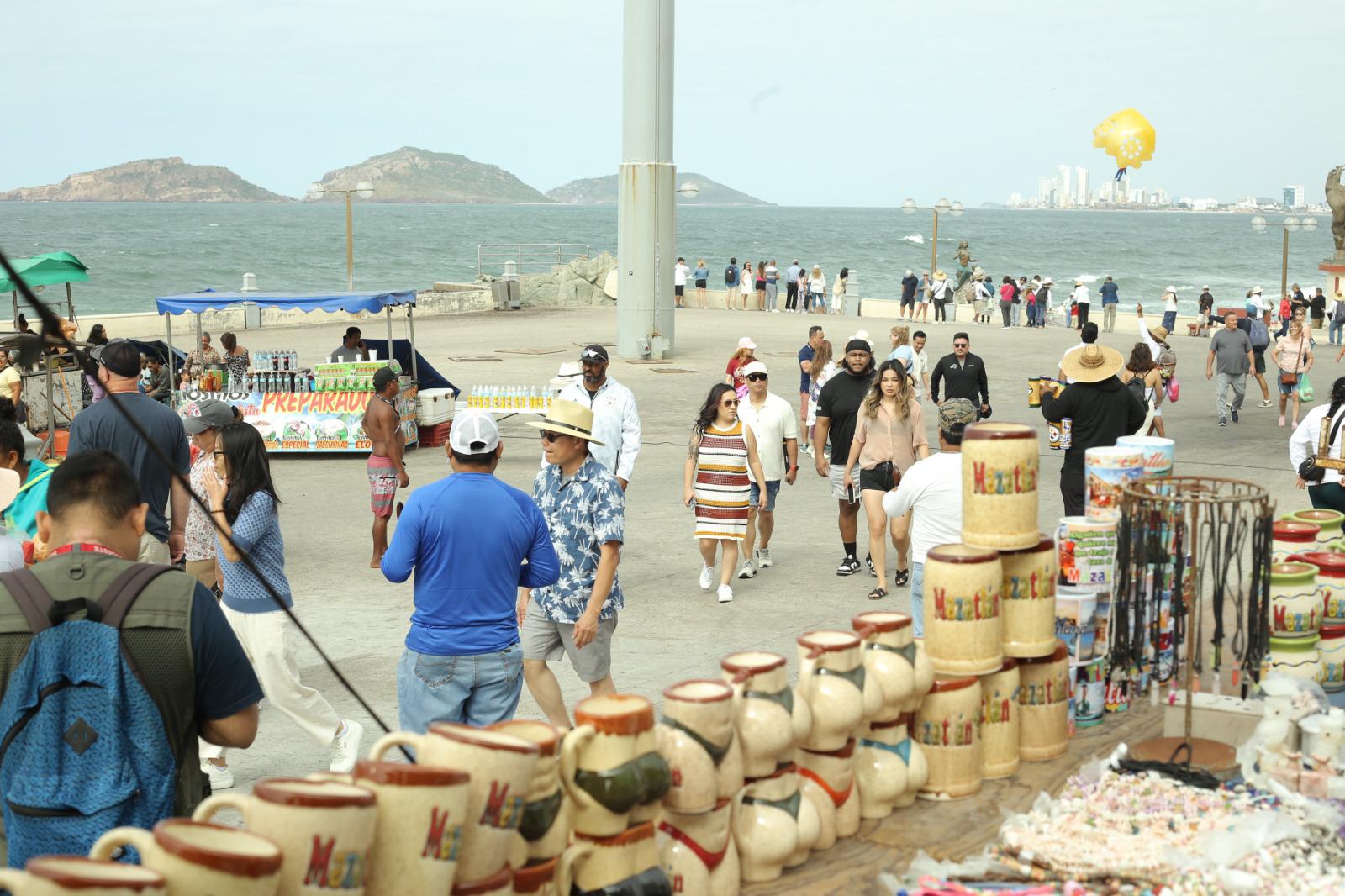 $!Visitantes aprovechan su último día de puente para disfrutar en la zona de Olas Altas