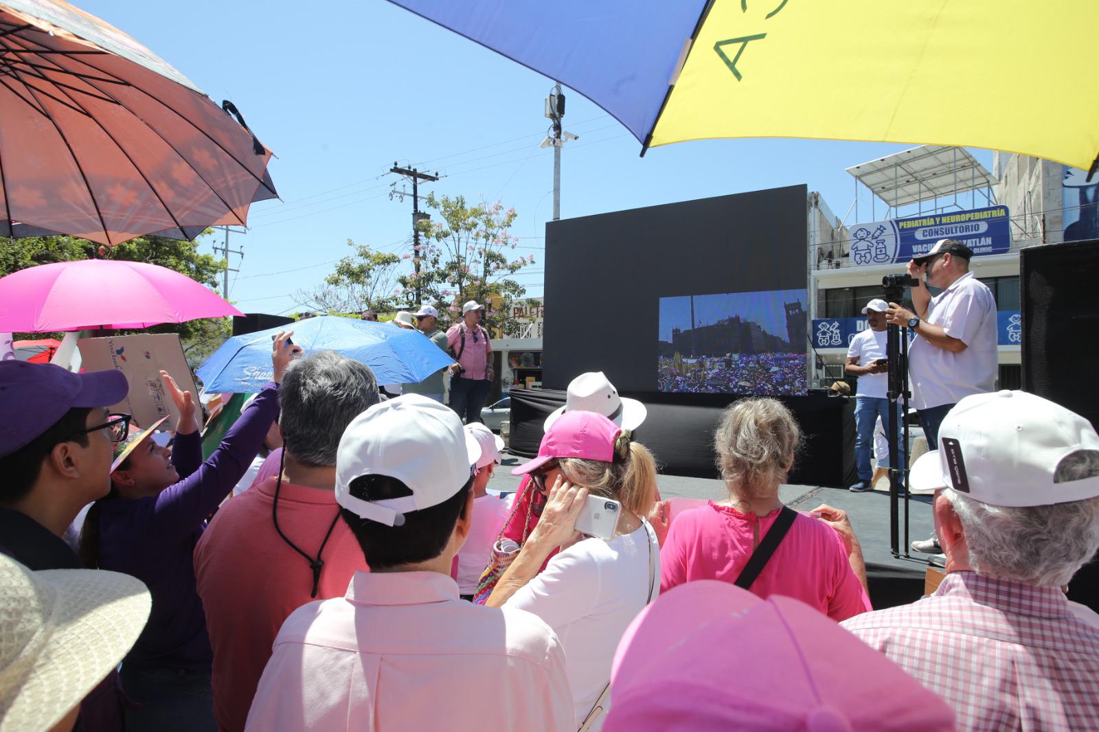 $!Se forma la Marea Rosa en Mazatlán para defender a la democracia