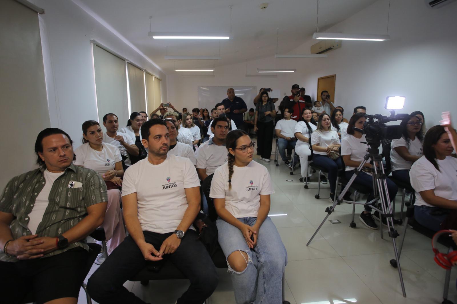 $!Egresa la novena generación de emprendedores en Mazatlán