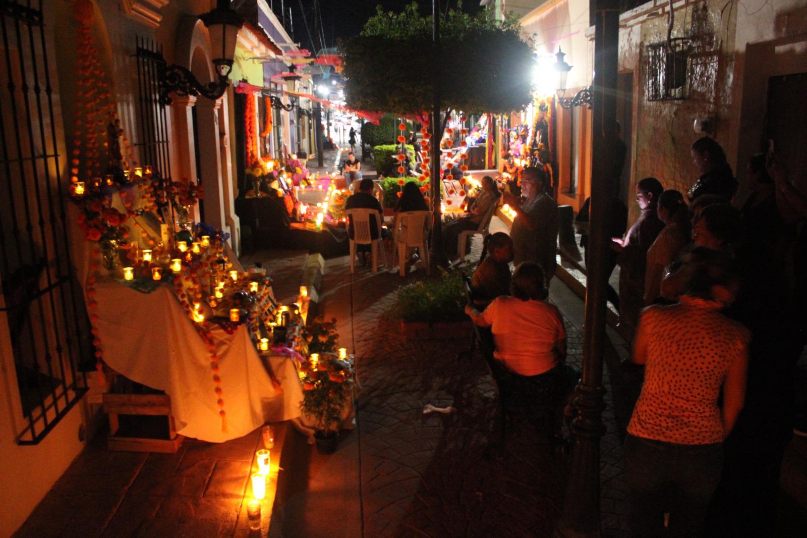 $!Exponen con nostalgia tradicionales altares de muertos en Rosario