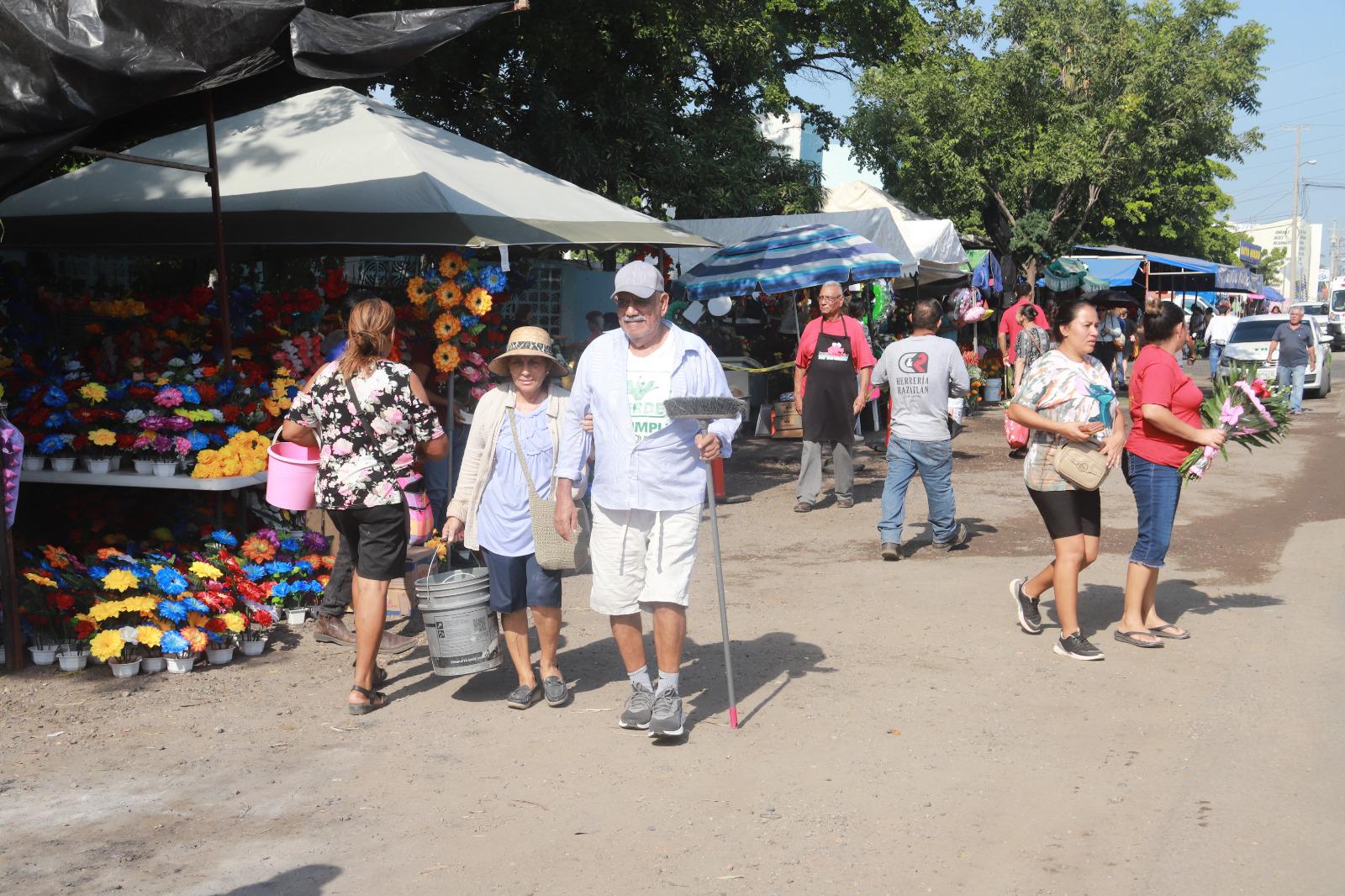 $!Acuden cientos de personas a visitar a sus ‘angelitos’ a los panteones de Mazatlán