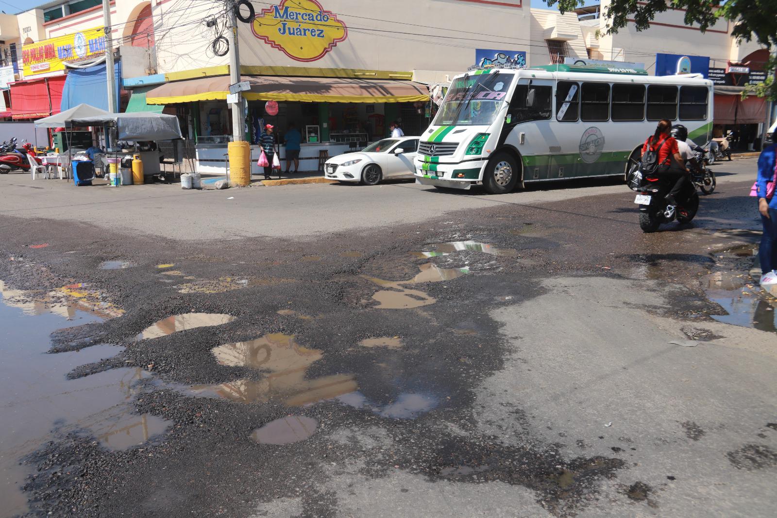 $!Baches y fugas de aguas negras han provocado pleitos en algunas avenidas de Mazatlán