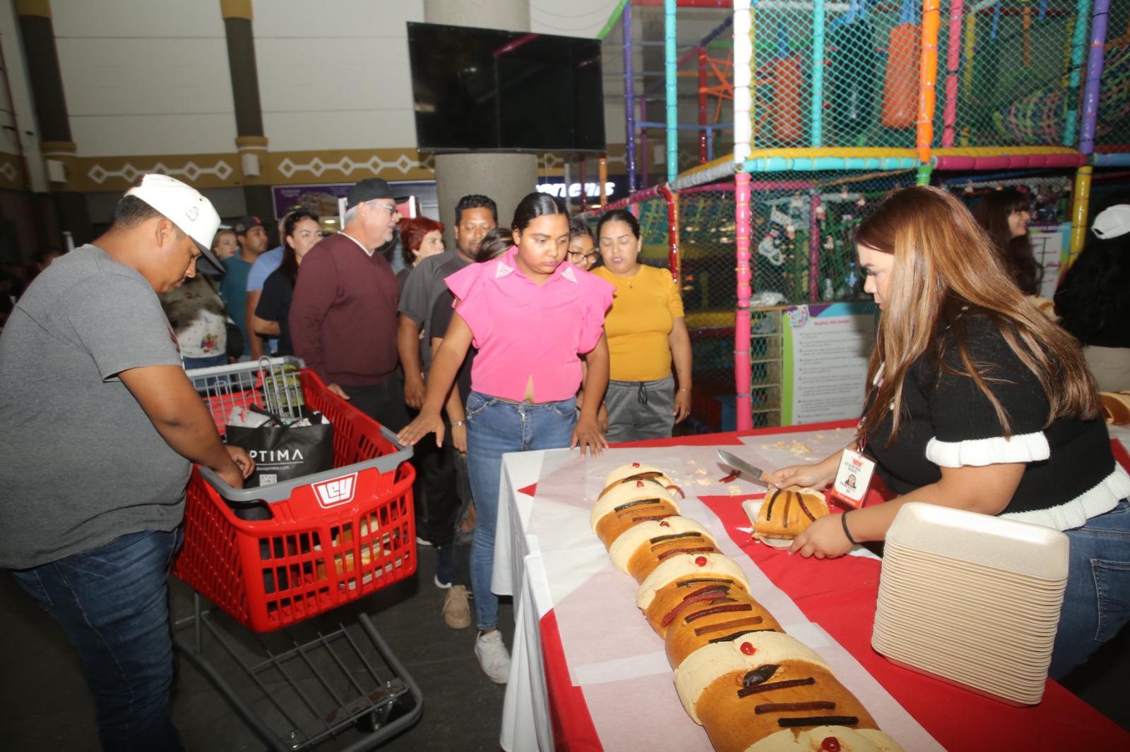 $!Celebra Casa Ley con sus clientes el Día de Reyes con una gigante Rosca