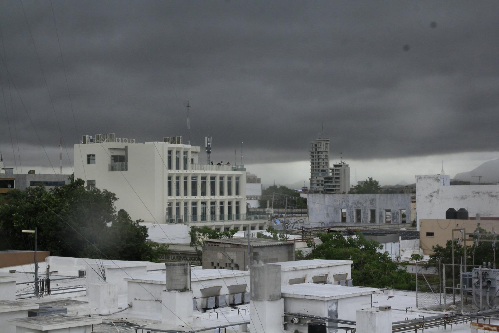 $!Intensa lluvia acompañada de fuertes vientos cae sobre Culiacán