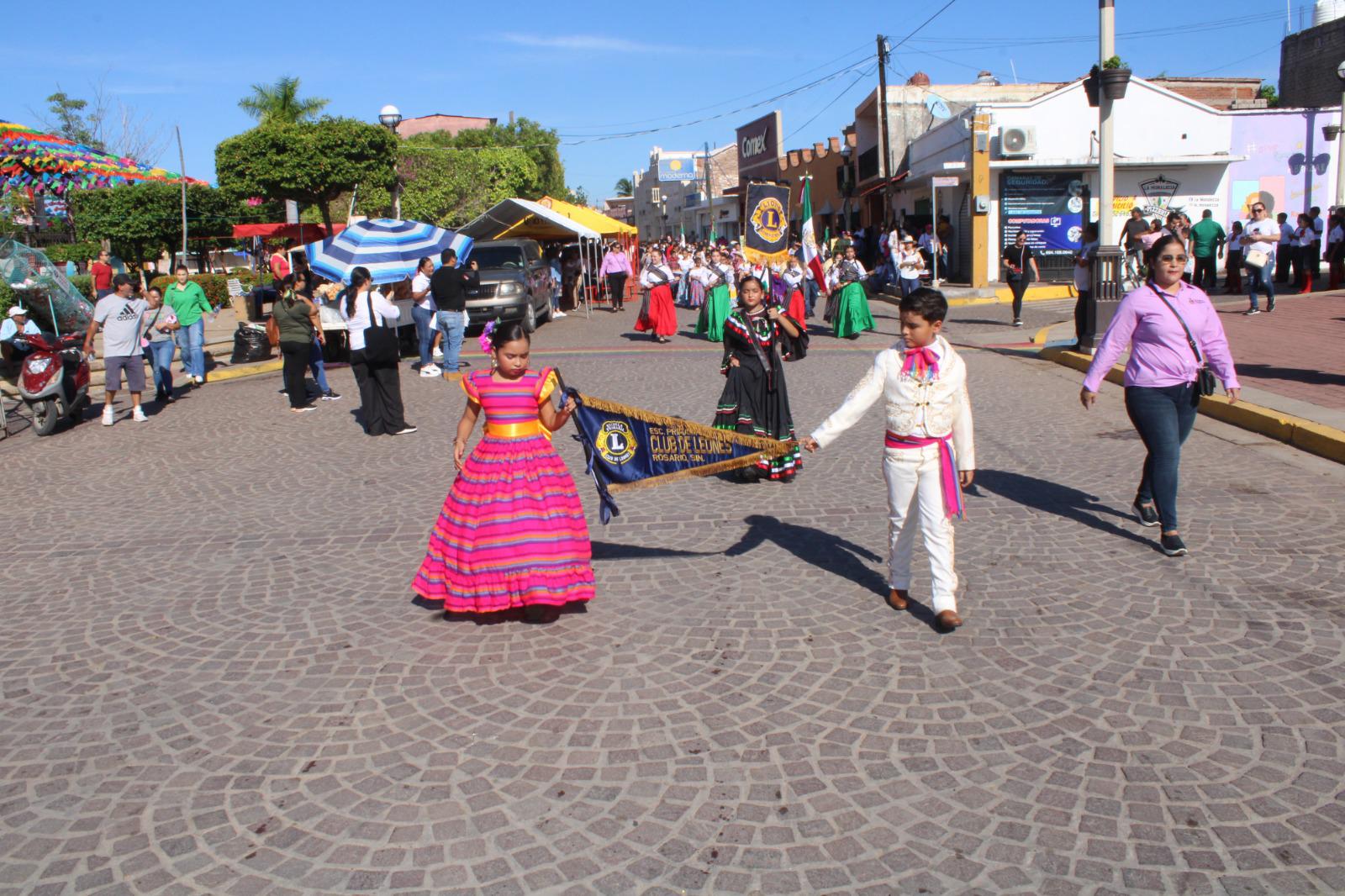 $!En Rosario desfilan para celebrar el 214 aniversario de la Independencia de México