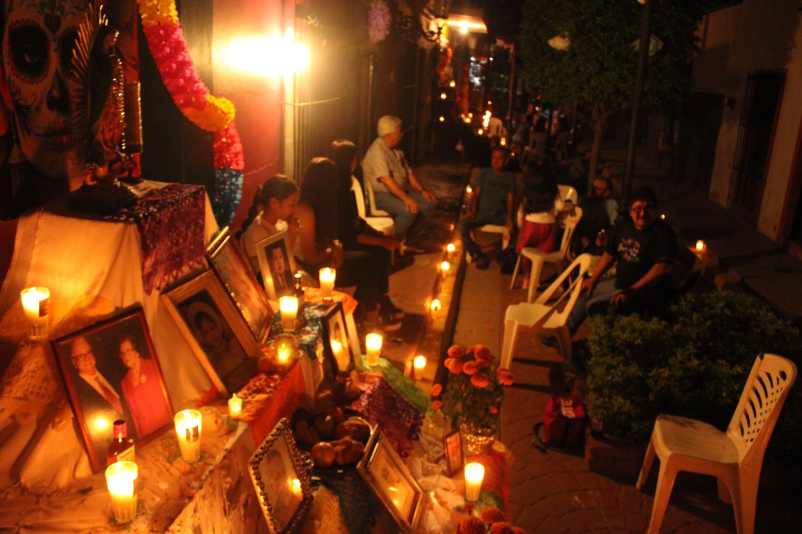 $!Exponen con nostalgia tradicionales altares de muertos en Rosario