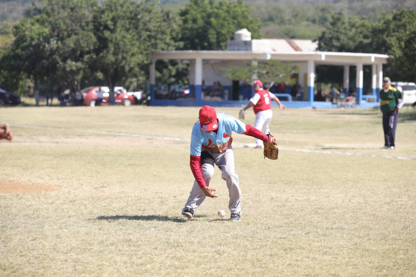 $!Familia Corlosqui es campeón de playoffs de 60 Años y Más, en el Chololos