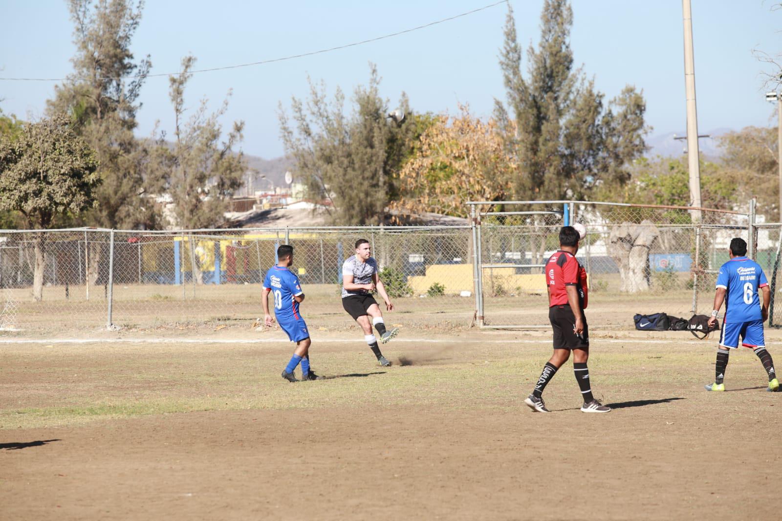 $!Hospital General golea a Doctores Bravo, en Futbol Intermédicos