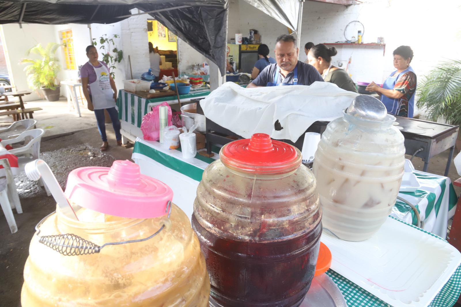 $!Diversas aguas de sabores también se venden en el negocio.