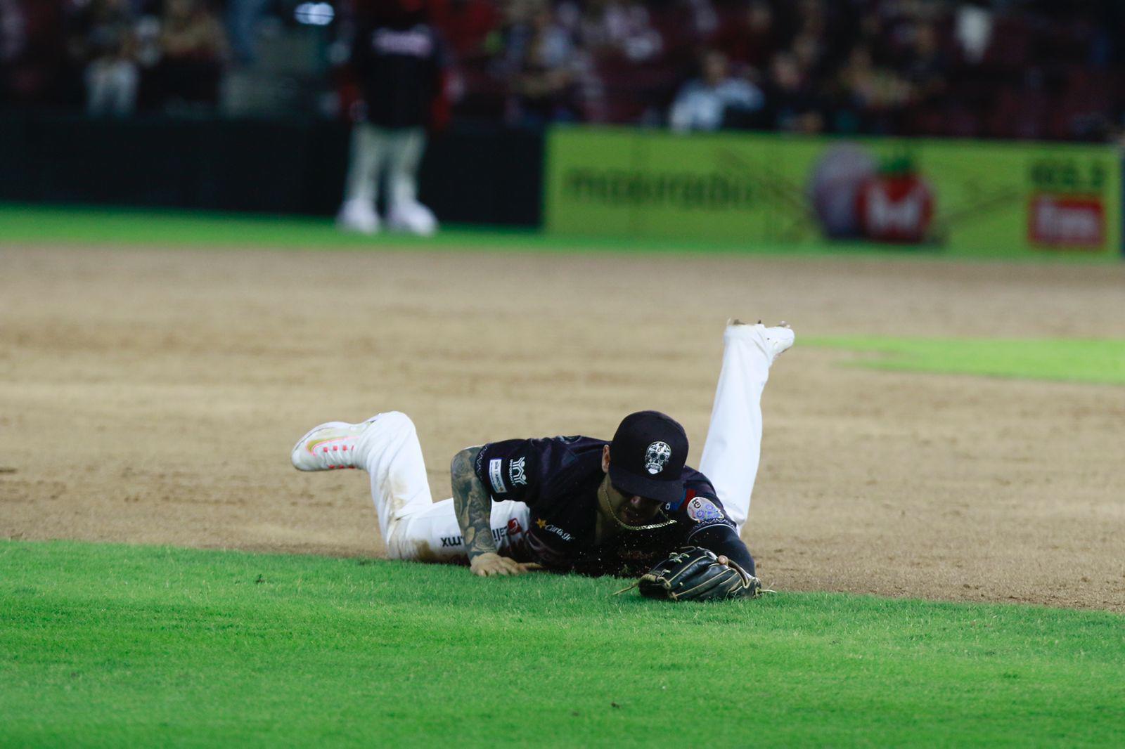 $!Tomateros de Culiacán iguala la ‘Guerra Civil’ con blanqueada a Venados