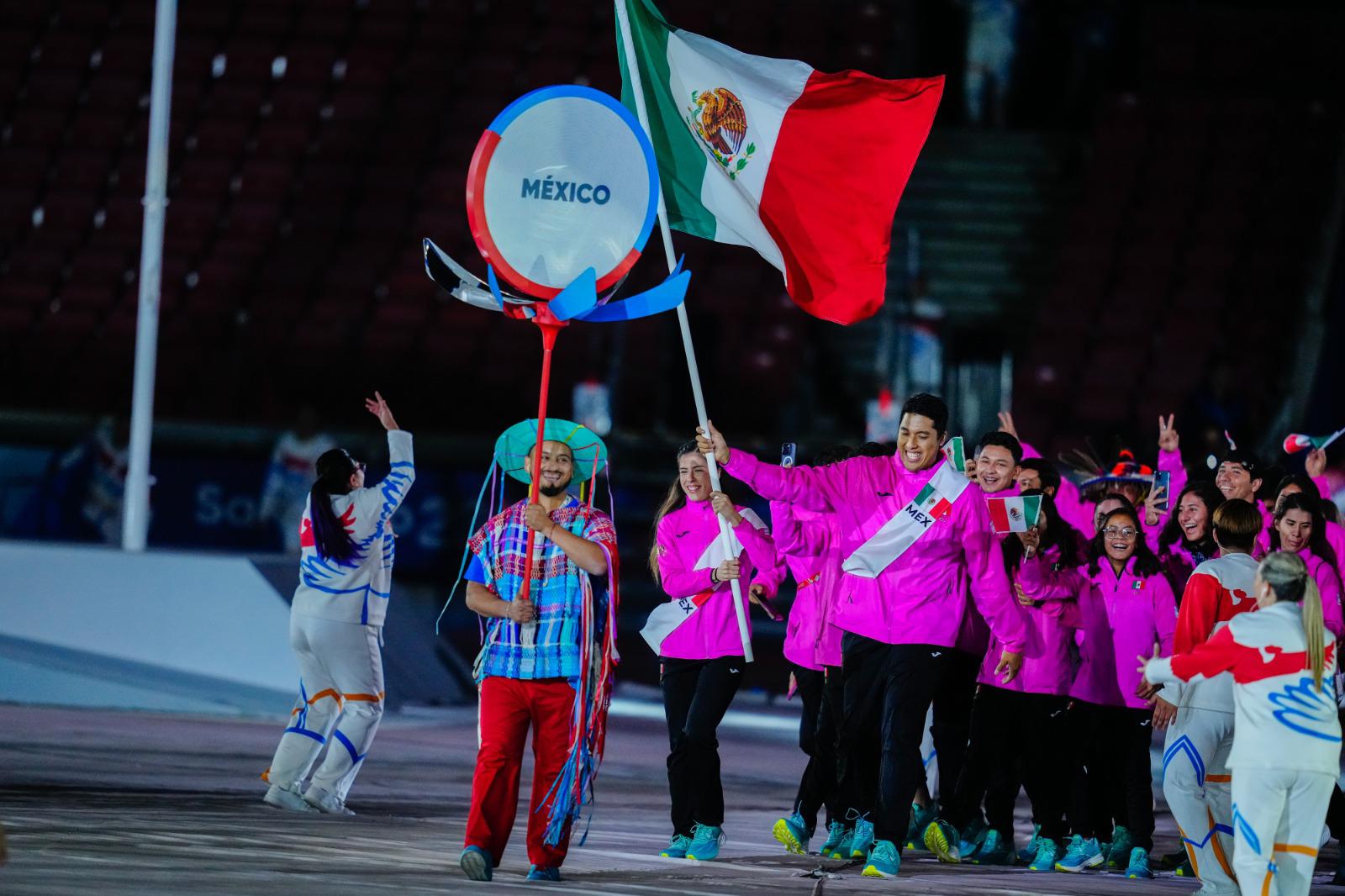 $!El rosa mexicano luce en la inauguración de los Panamericanos Santiago 2023