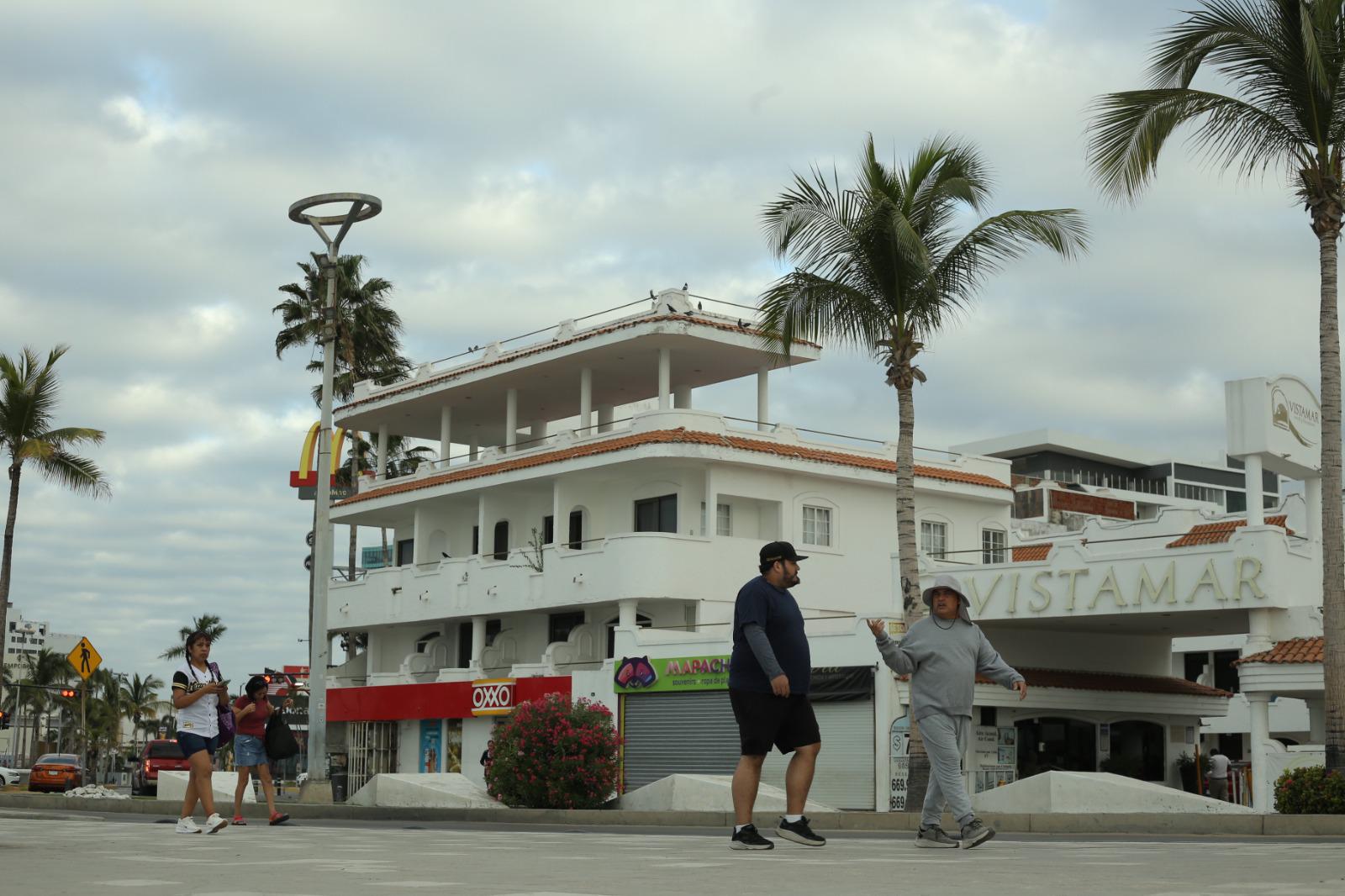 $!Mazatlecos desempolvan chamarras y suéteres ante bajas temperaturas