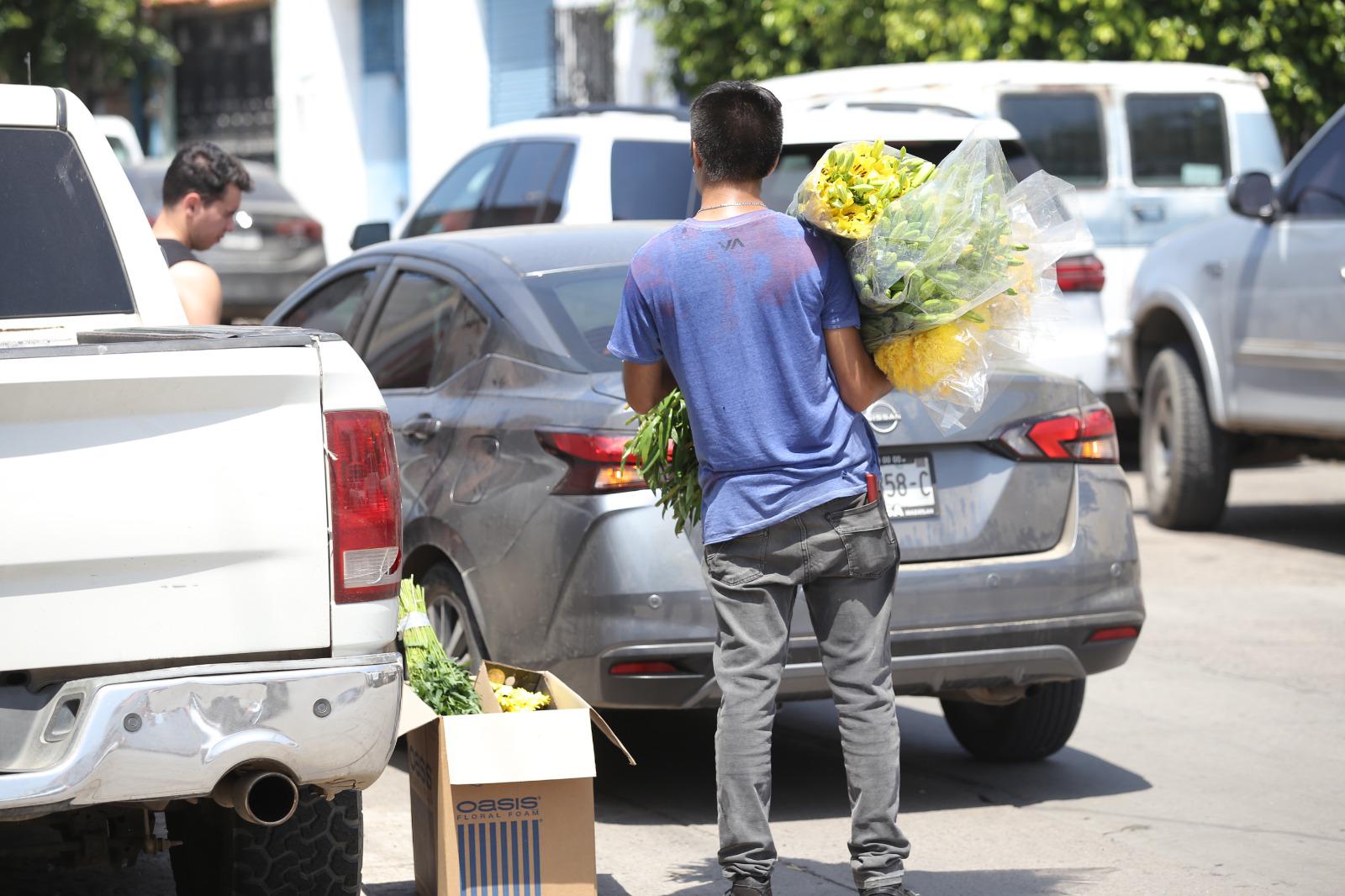 $!‘Fiebre’ de las flores amarillas se apodera de Mazatlán con ventas fluidas