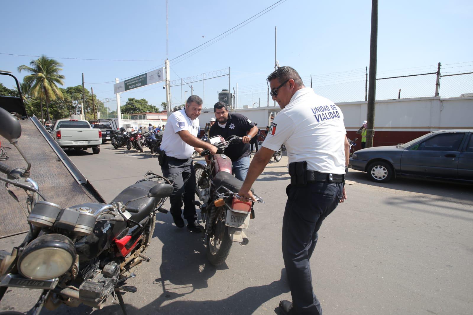 $!Recoge Tránsito cerca de 10 motos de trabajadores de la API que estaban estacionadas en la banqueta, en Mazatlán