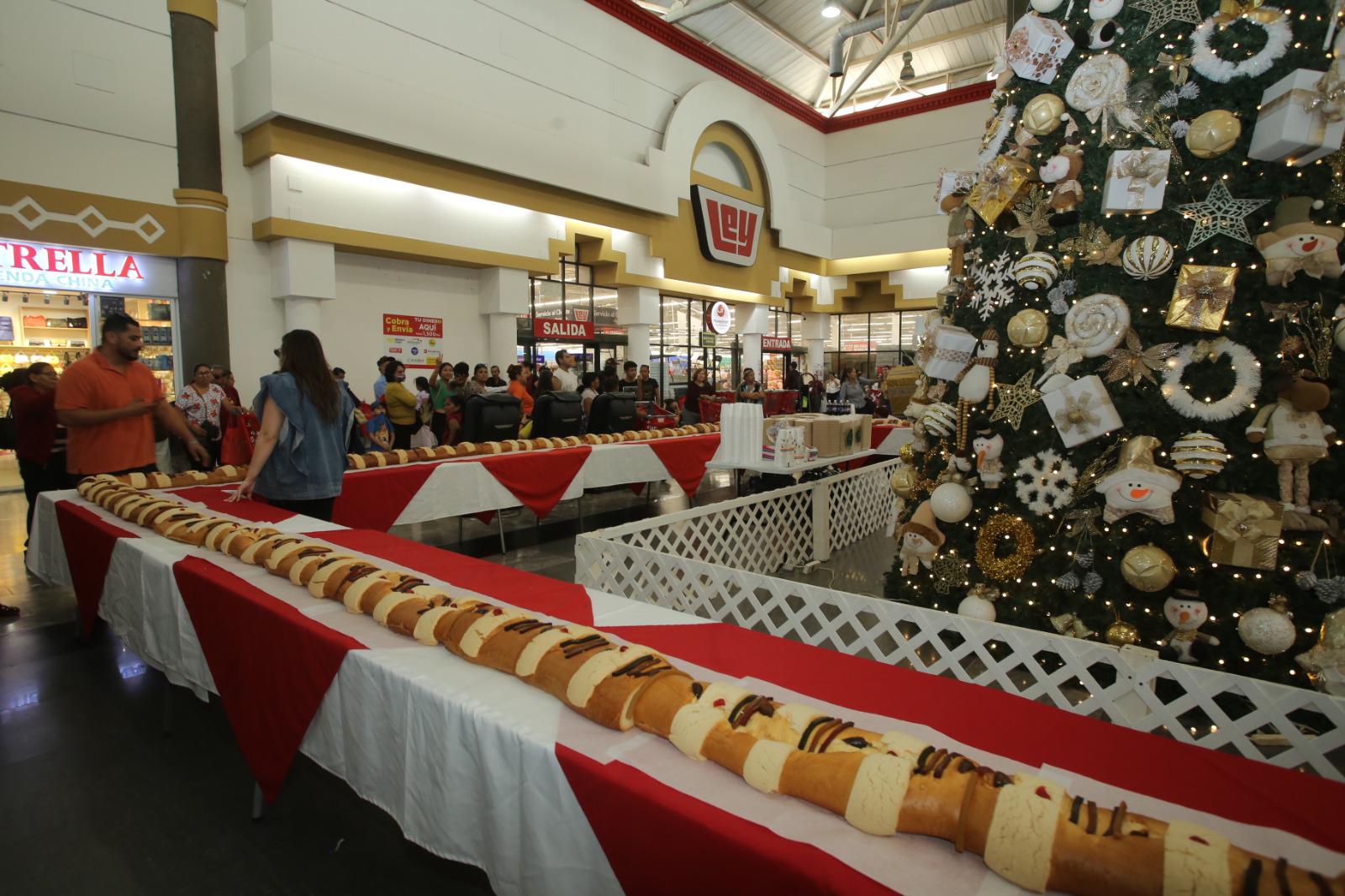 $!Celebra Casa Ley con sus clientes el Día de Reyes con una gigante Rosca