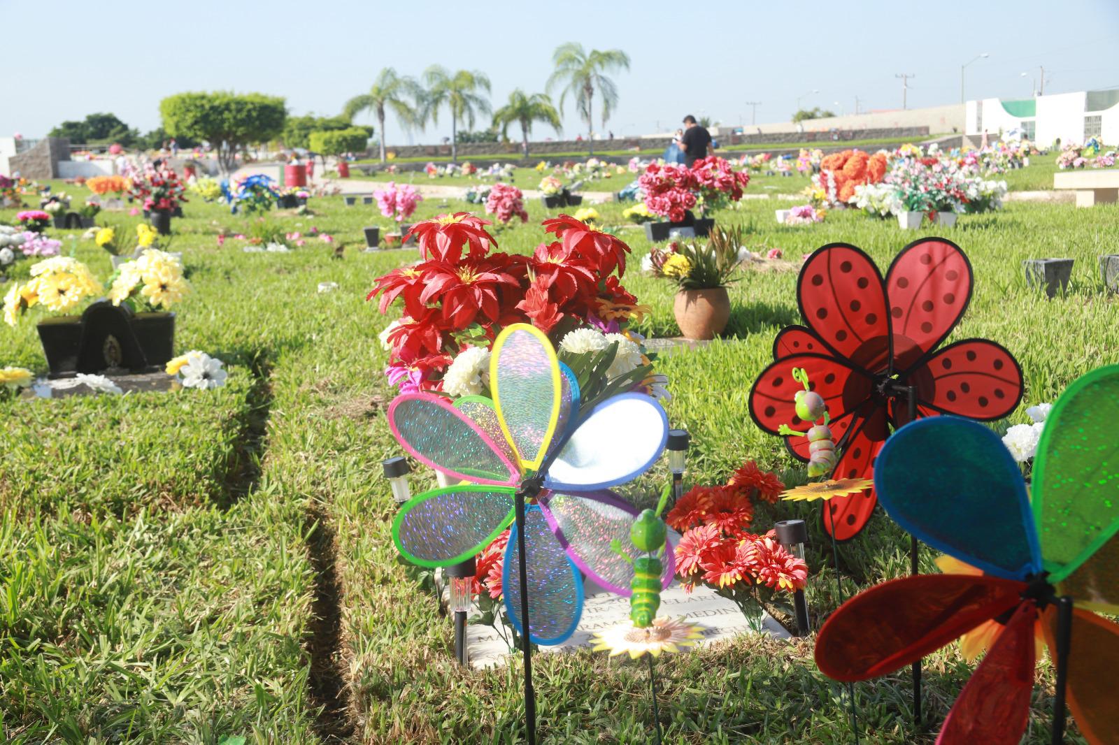 $!Acuden cientos de personas a visitar a sus ‘angelitos’ a los panteones de Mazatlán