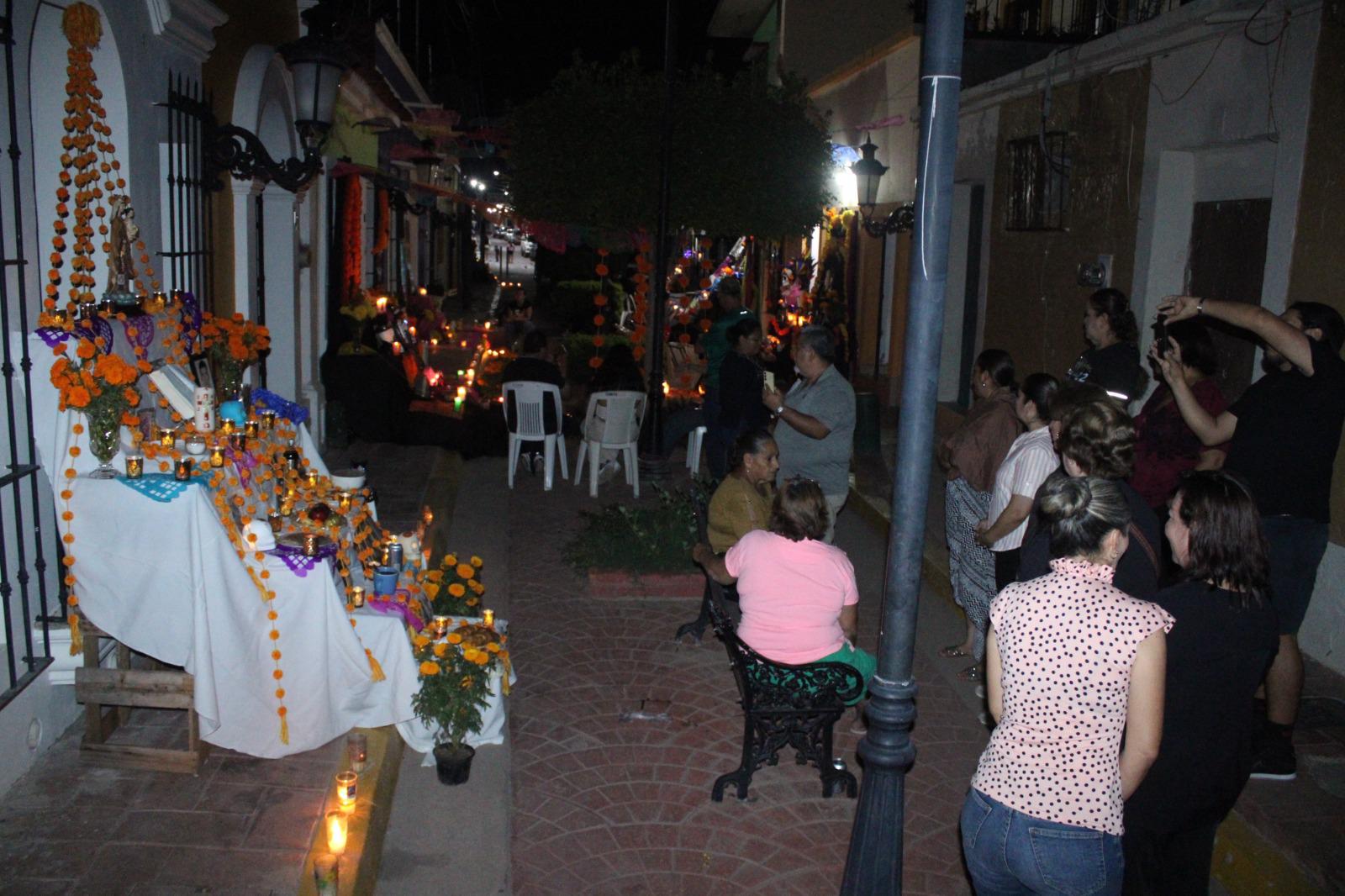 $!Exponen con nostalgia tradicionales altares de muertos en Rosario