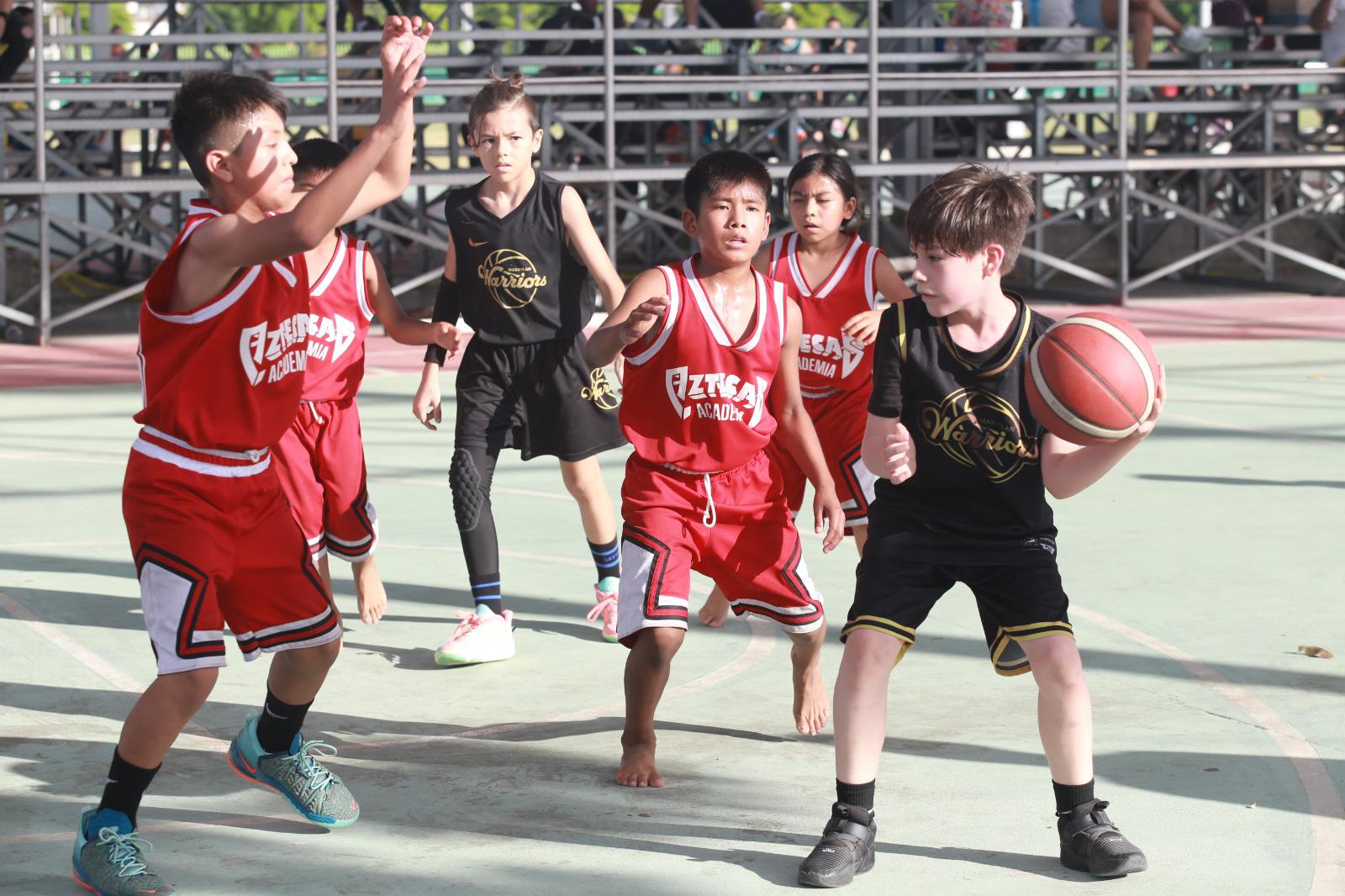 $!Niños Triquis hacen de las suyas en Olimpiada Indígena