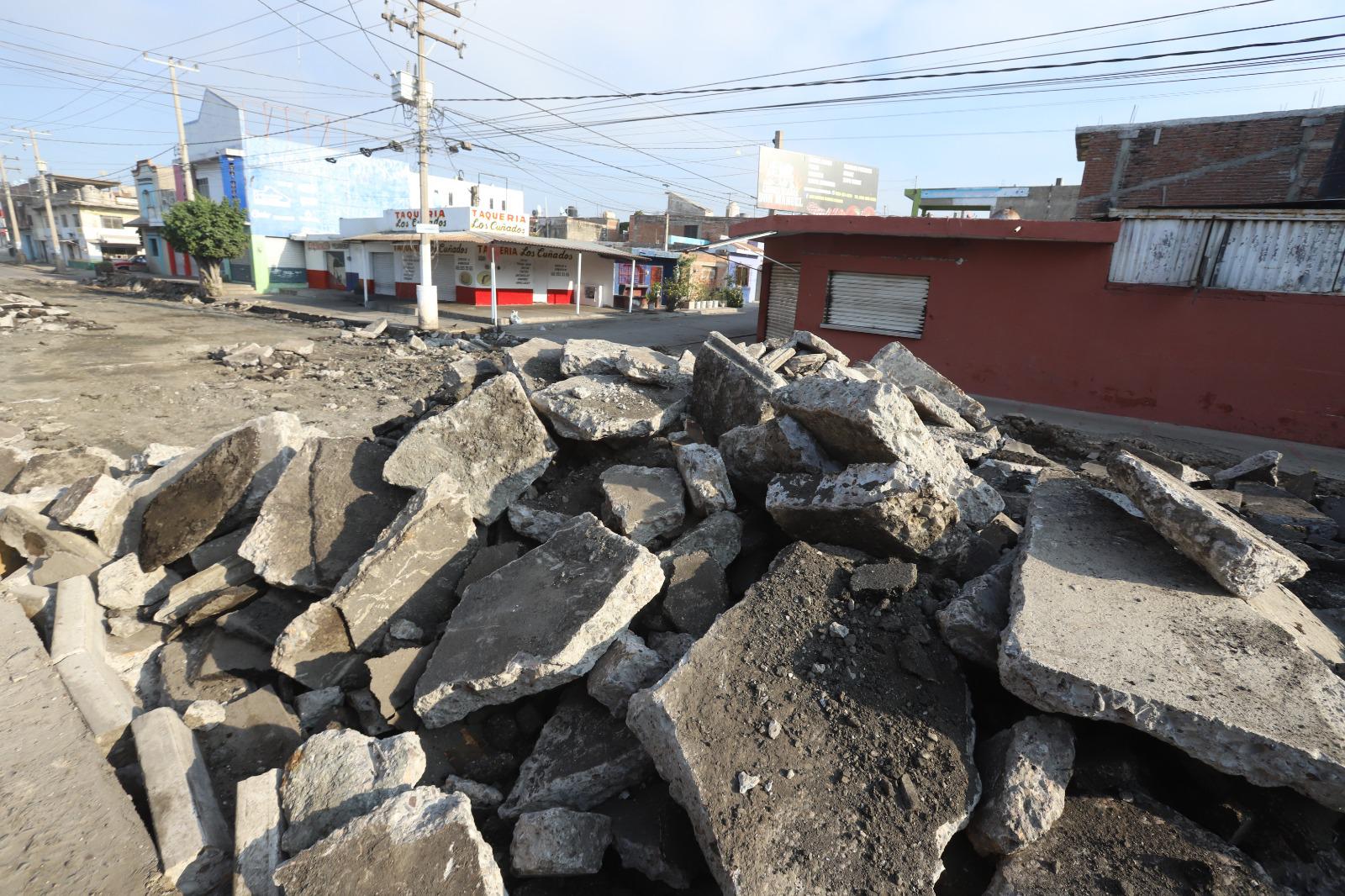 $!Avanza retiro de carpeta de concreto y asfalto en avenida Insurgentes