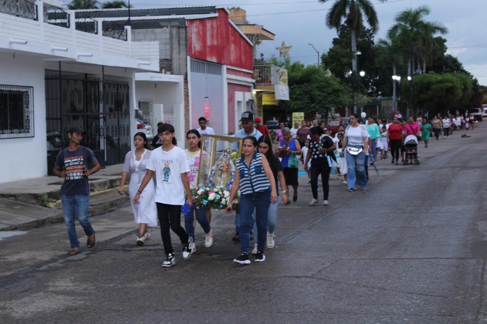 $!Pese a lluvia, niños ofrendan su alegría y peregrinar a la Virgen de Rosario