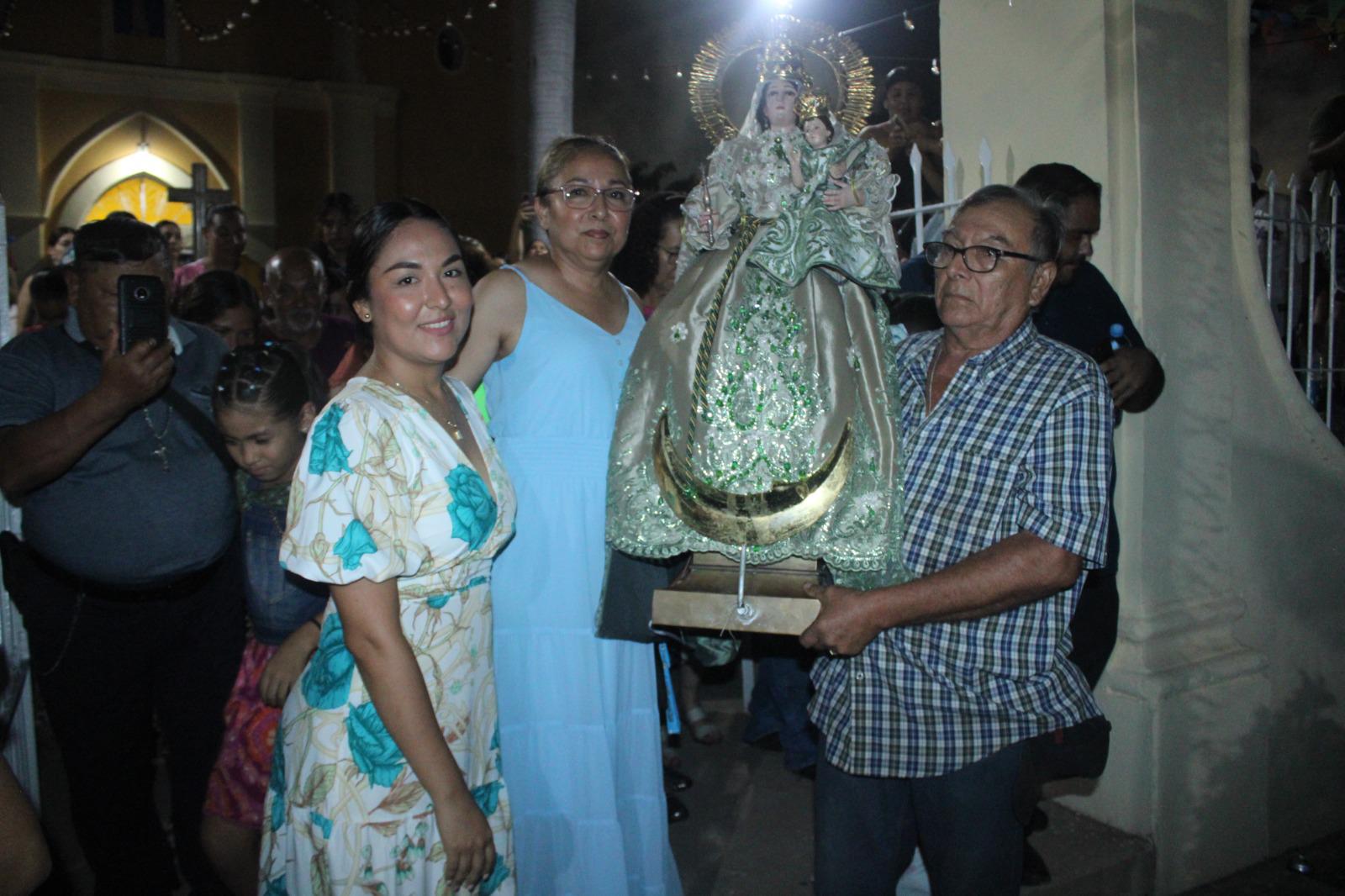 $!Ermi Delia y Yered esperaron 10 años para poder donar el vestido a la Virgen de Loreto