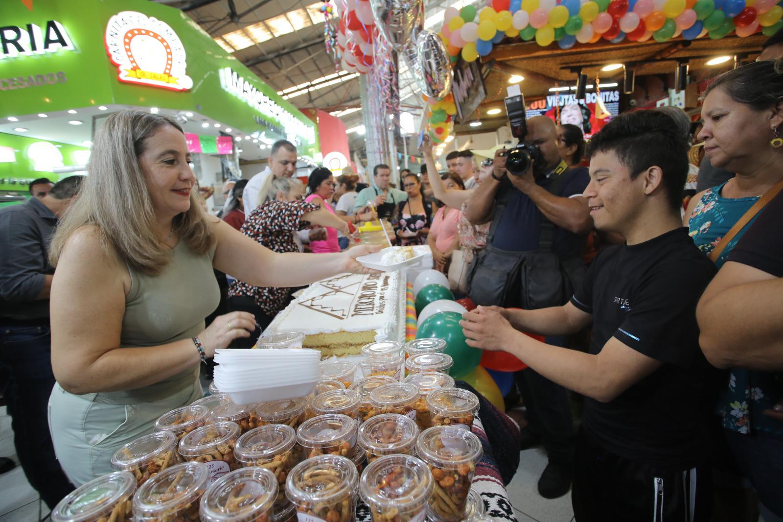 $!Cantan Mañanitas al Mercado Pino Suárez de Mazatlán por su 125 aniversario