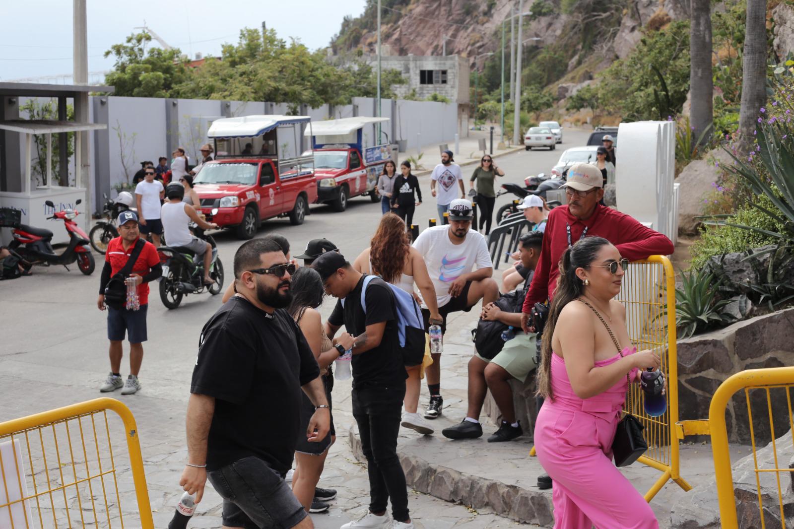 $!Aprovechan visitantes el clima frío para subir al Faro de Mazatlán