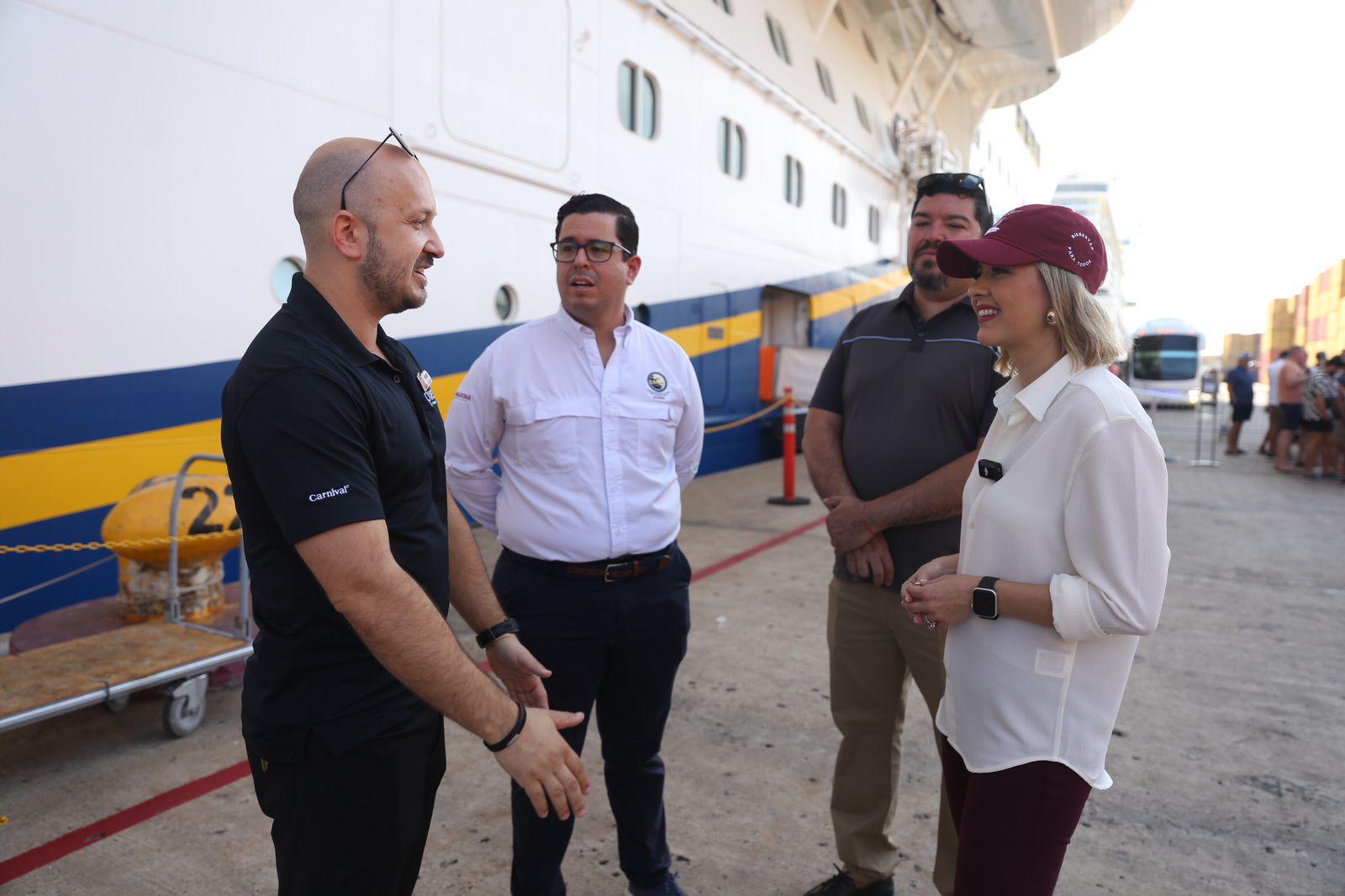 $!Alcaldesa Estrella Palacios da la bienvenida a los cruceristas