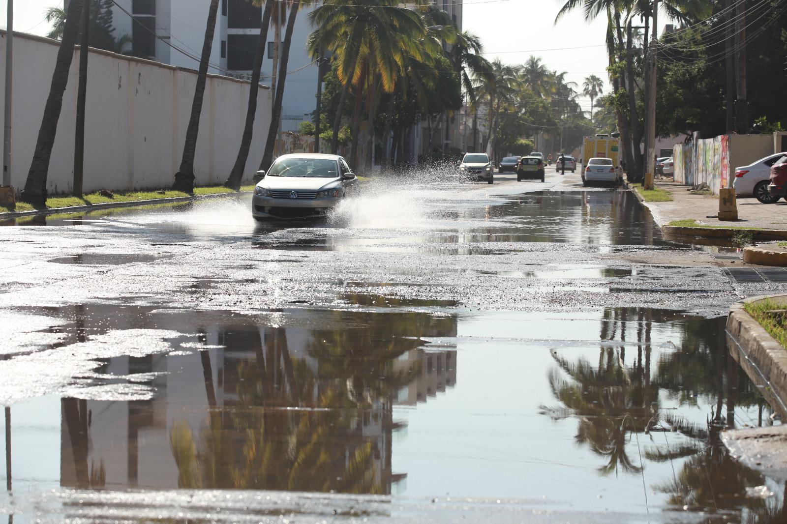 $!Está bajo el agua la avenida Cruz Lizárraga; no soportan los malos olores