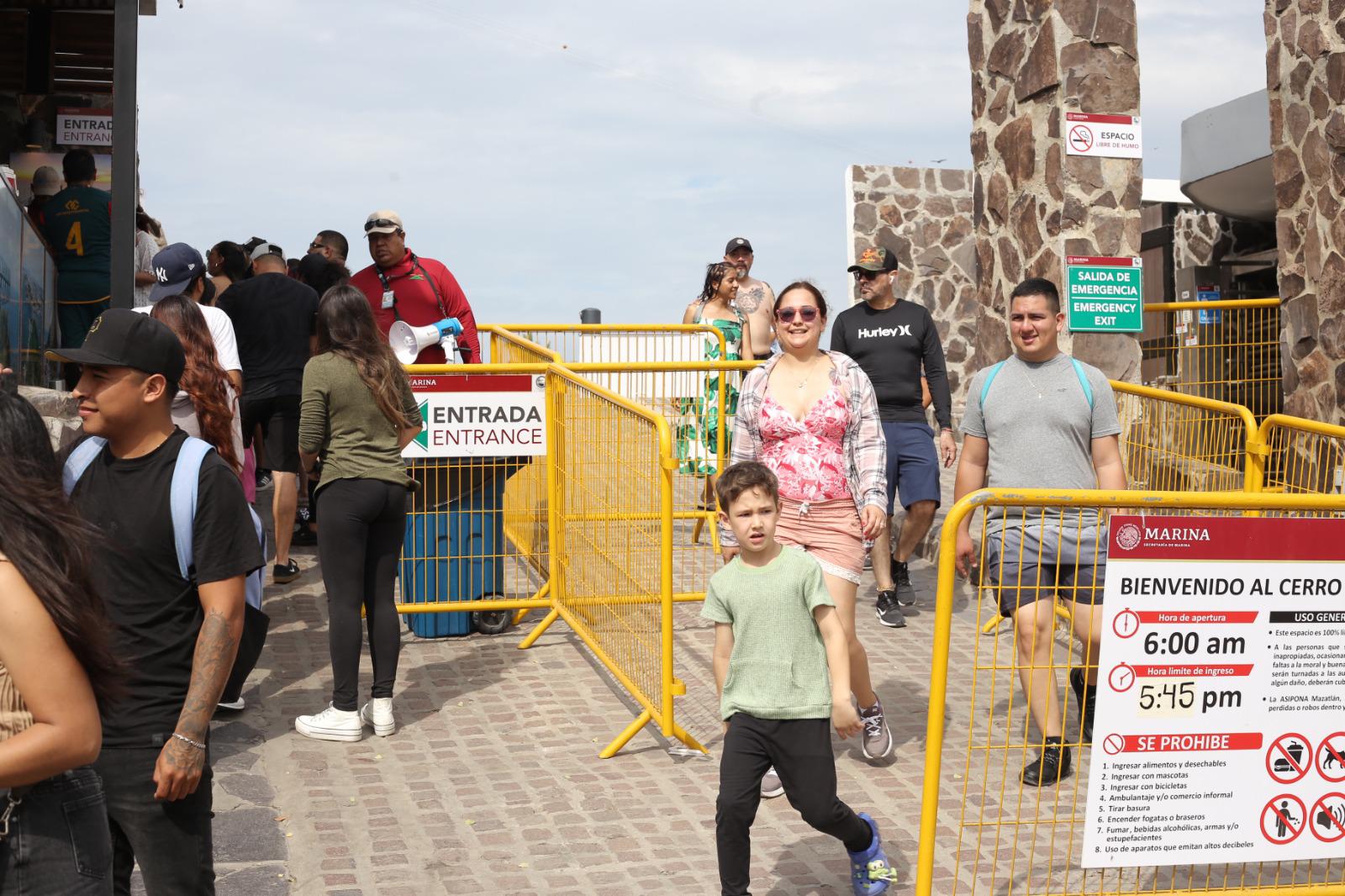 $!Aprovechan visitantes el clima frío para subir al Faro de Mazatlán