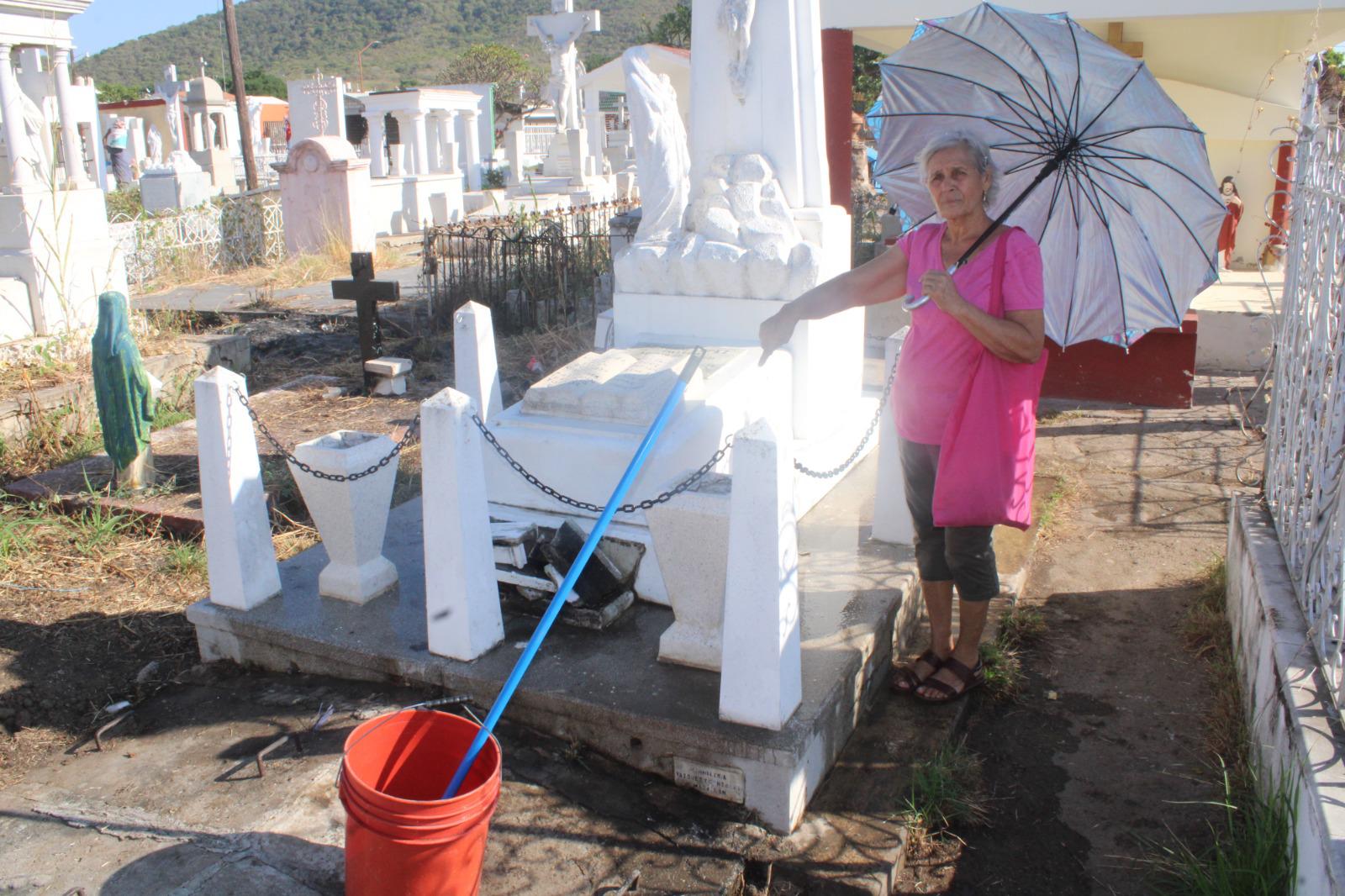 $!Inconforma a vecinos falta de agua, saqueo y basura en panteón municipal de Rosario