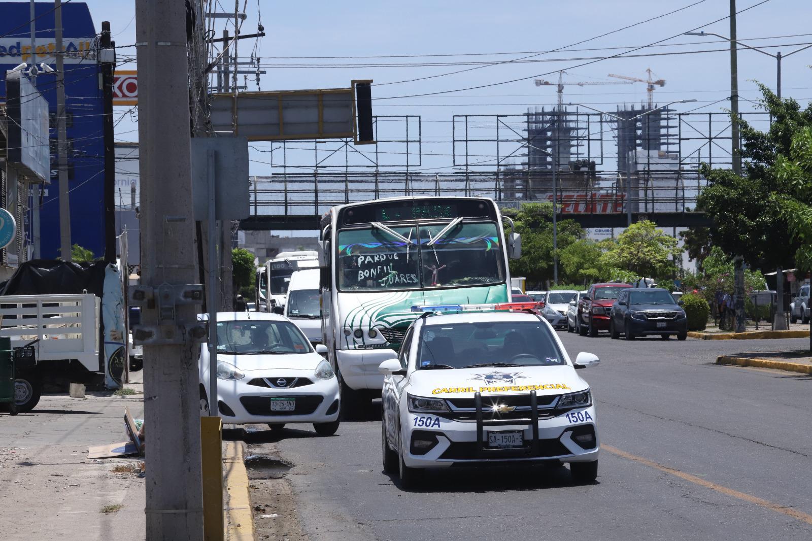 $!Carril preferencial en Mazatlán, un programa vial que nadie respeta: ni camioneros ni automovilistas