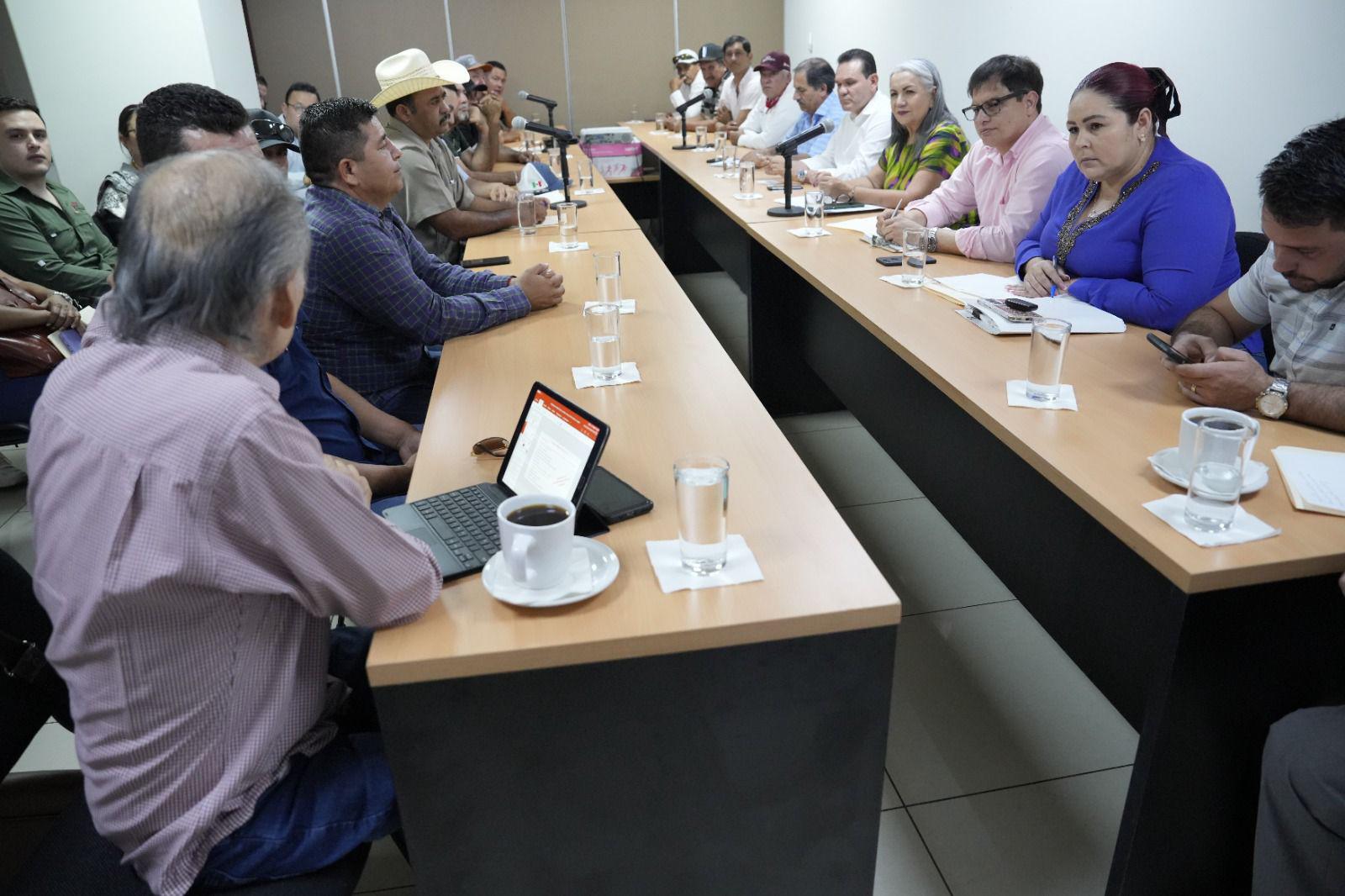 $!Exponen pescadores a diputados bajos niveles de captura de camarón en Sinaloa