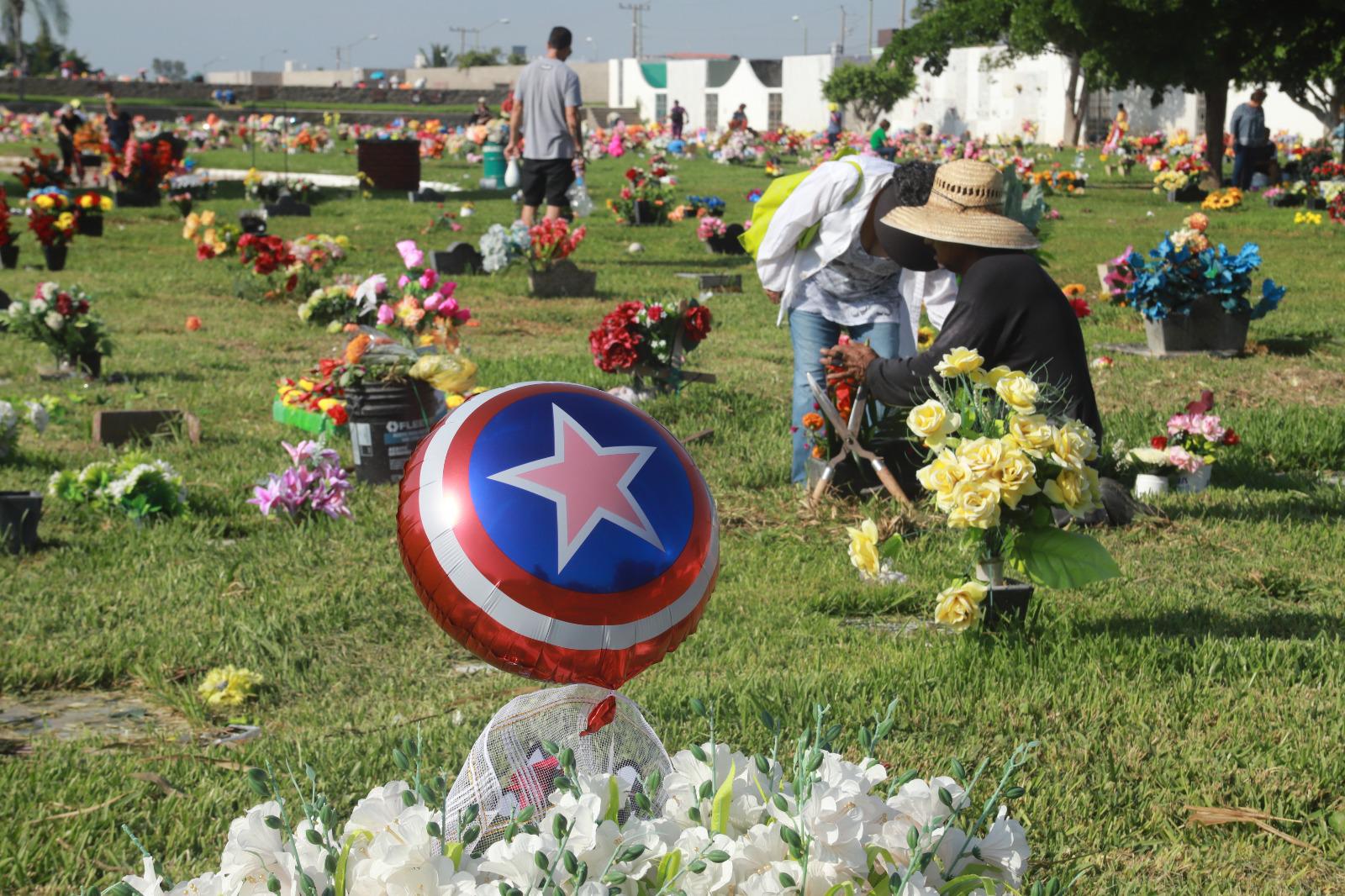 $!Acuden cientos de personas a visitar a sus ‘angelitos’ a los panteones de Mazatlán