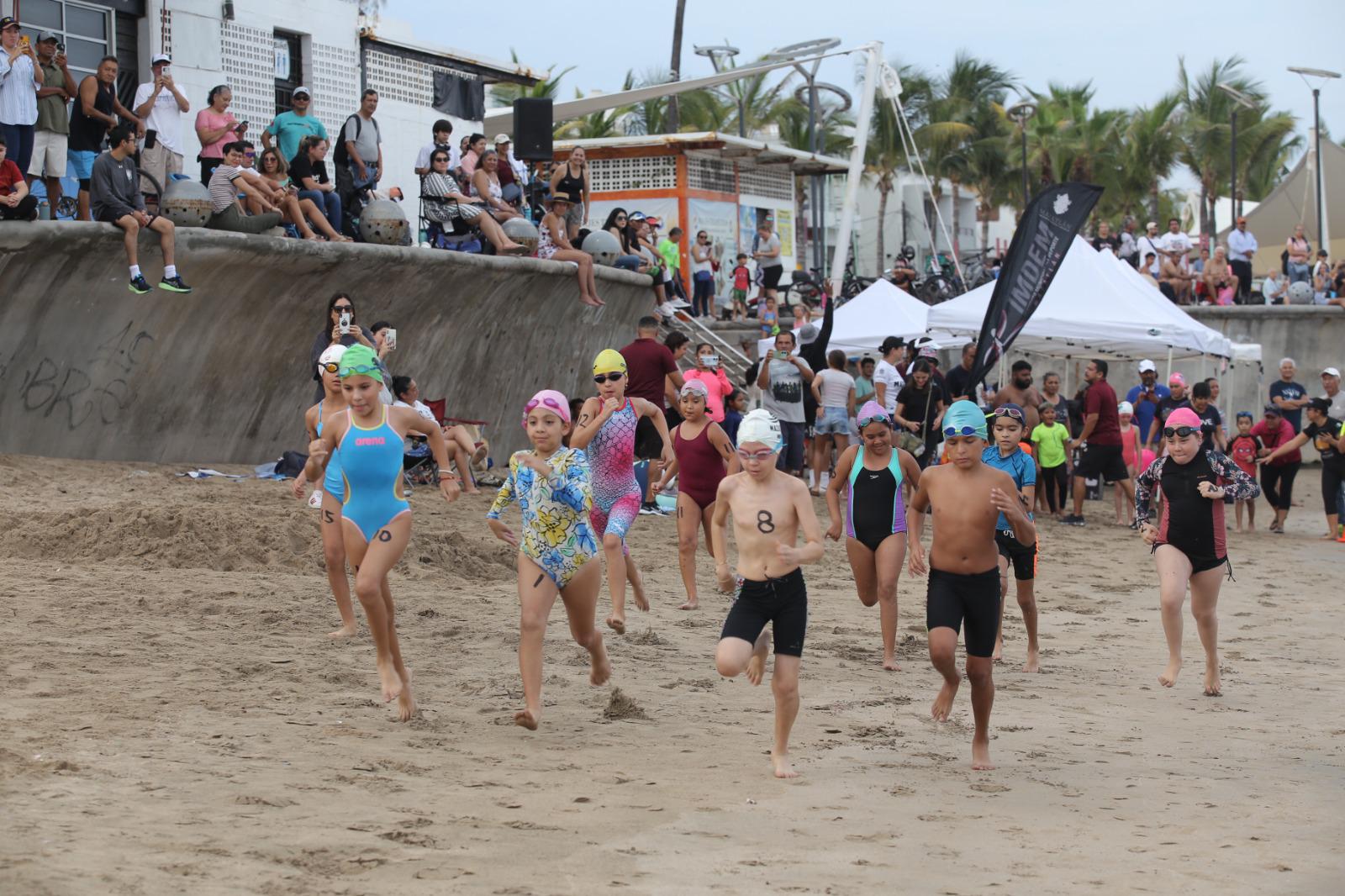 $!Infantes disfrutan del mar en el evento ‘Corre, Nada y Diviértete’ del Comité Municipal de Natación