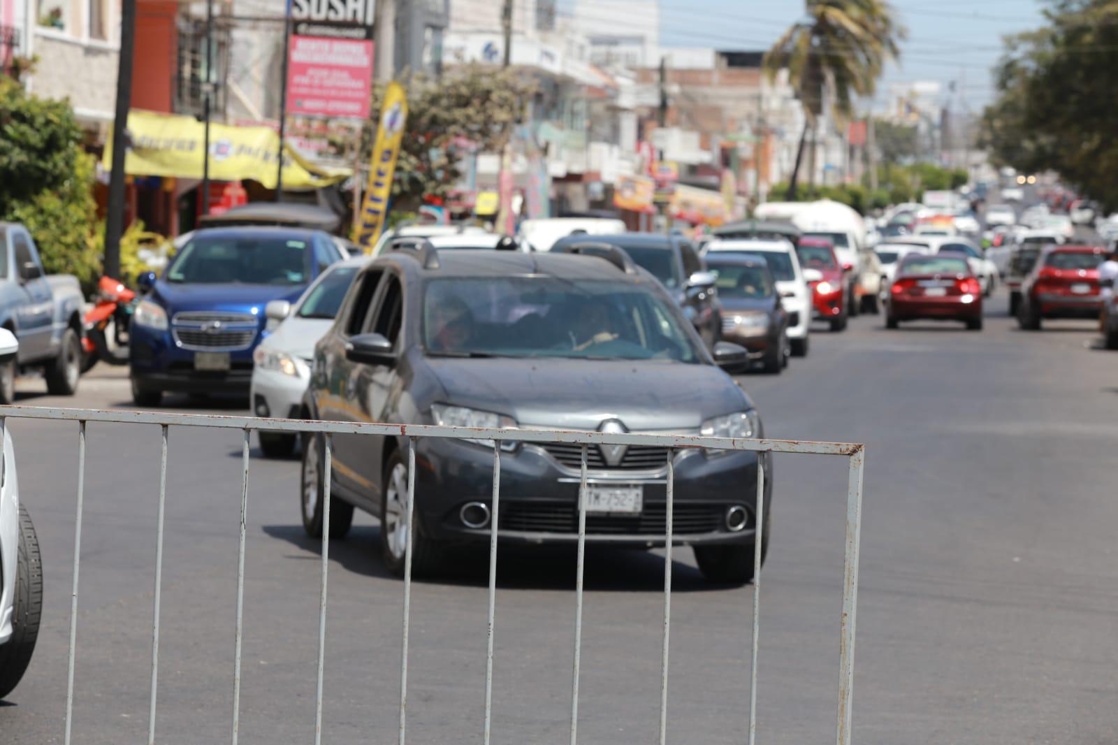 $!Ya está el caos vial por cierre del malecón, ¡sáquele la vuelta!