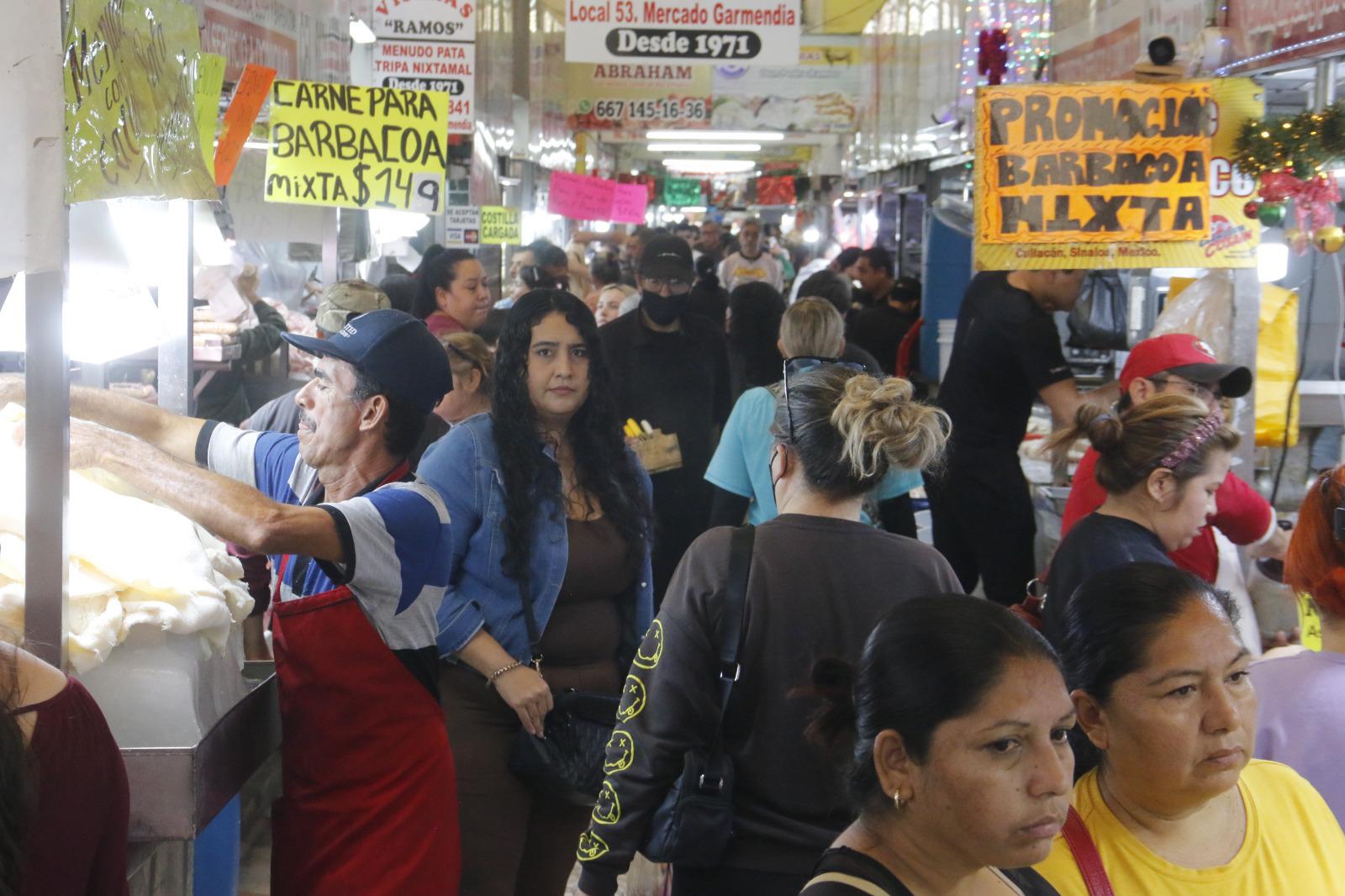 $!Atiborran clientes el Mercado Garmendia en Culiacán; realizan compras para la cena de fin de año