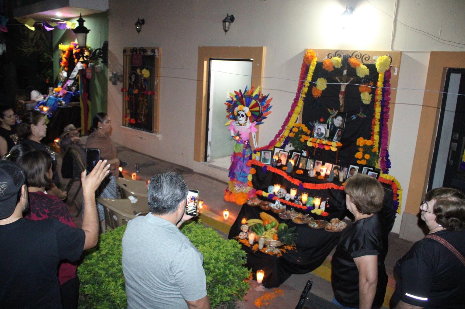 $!Exponen con nostalgia tradicionales altares de muertos en Rosario