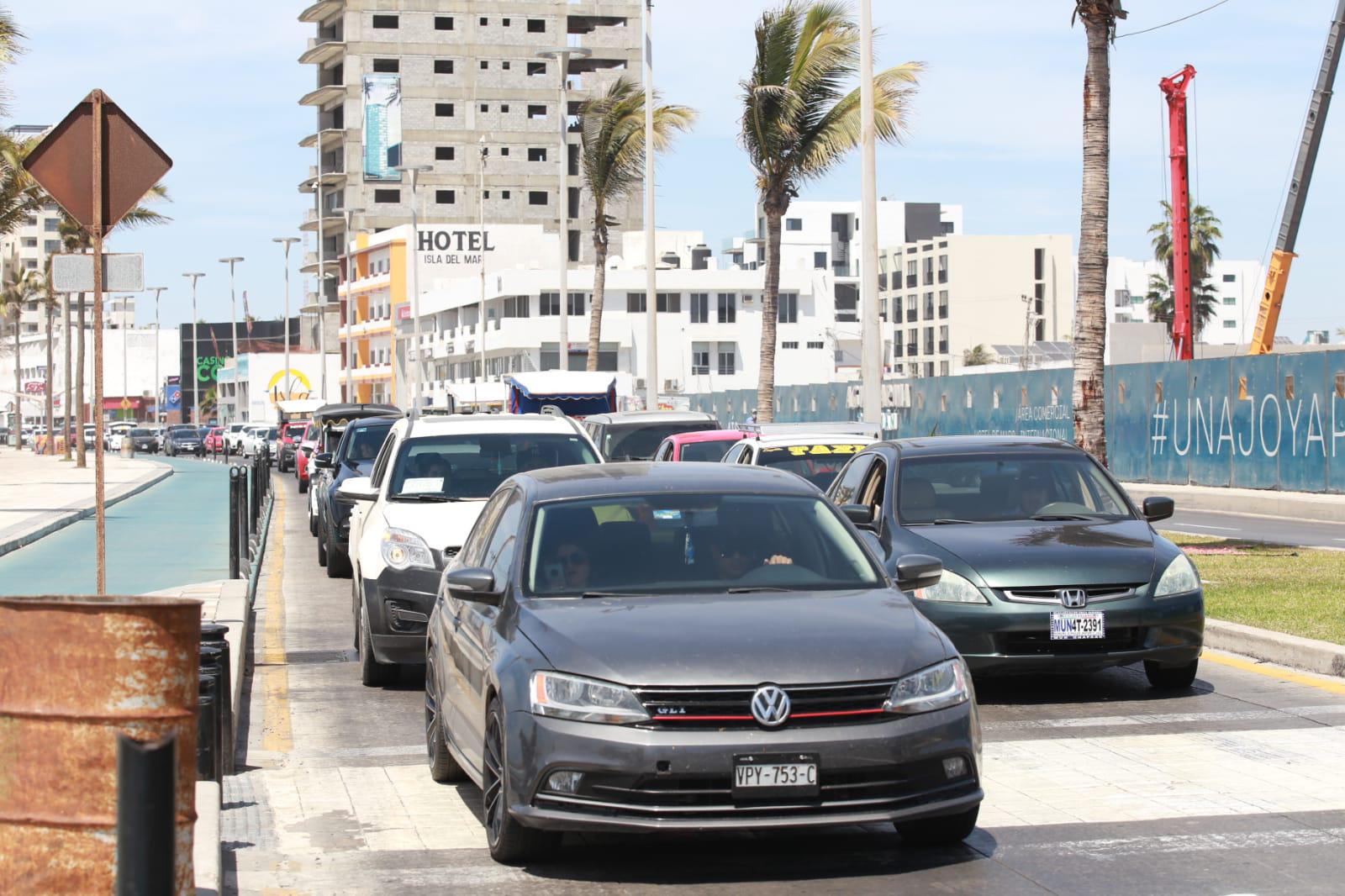 $!Ya está el caos vial por cierre del malecón, ¡sáquele la vuelta!