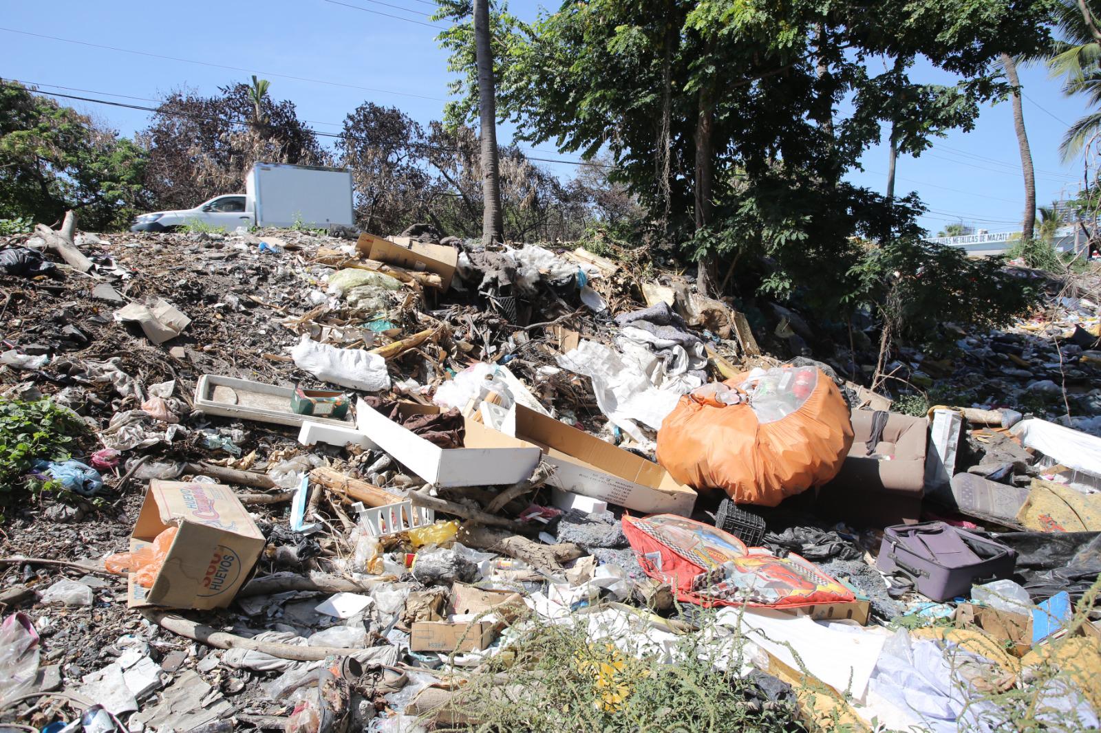 $!Puente de la Río Piaxtla en Mazatlán continúa con kilos de basura